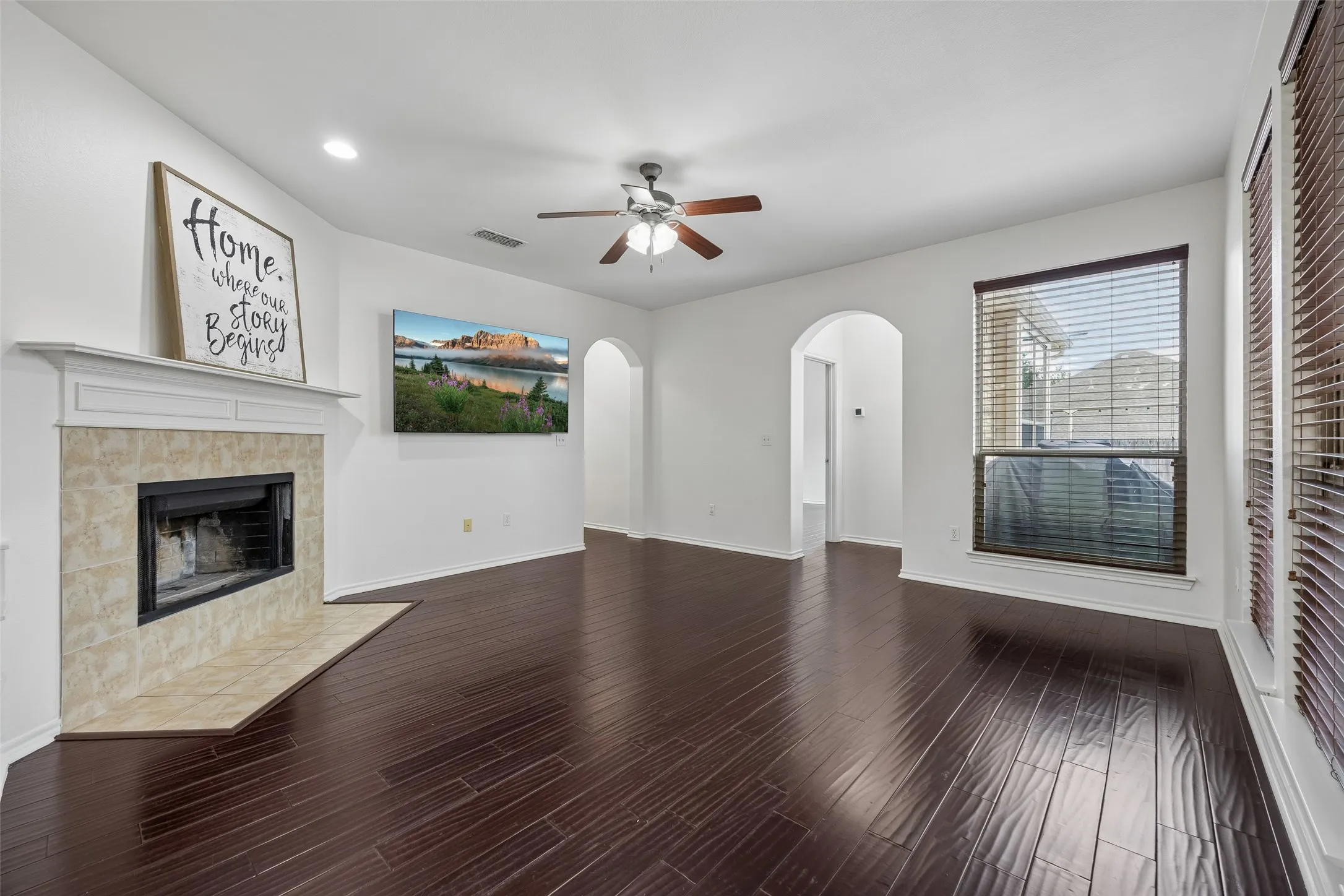 Single Family Residence For Sale in Denton County , 1121 Ponderosa Drive, Aubrey, Texas 76227, 3 Bedroom, 3 Bathroom, 2 Garage spaces, 2,326 Sqft, built in 2007, mls#21356696, Real Estate Agent in Aubrey, Homes For Sale in Denton county, Homes For Sale in Aubrey, Realtor in Aubrey Texas, Real Estate Brokerage Independent Realty Texas, Luminita Cordes Realtor