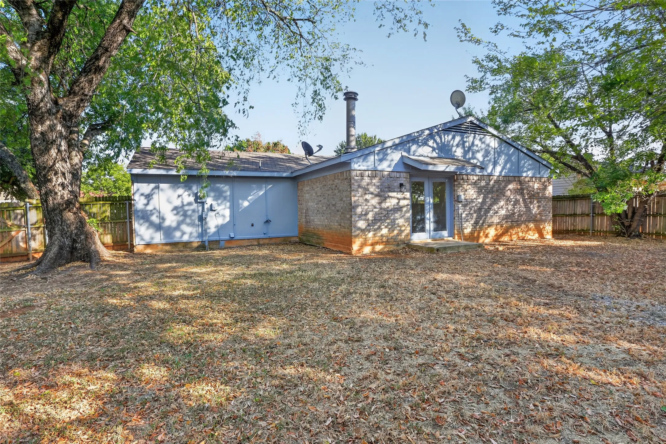 Single Family Residence For Rent in Tarrant County , 5518 Sarasota Drive, Arlington, Texas 76017, 3 Bedroom, 2 Bathroom, 2 Garage spaces, 1,180 Sqft, built in 1978, mls#21377193, Real Estate Agent in Arlington, Homes For Rent in Tarrant county, Homes For Rent in Arlington, Realtor in Arlington Texas, Real Estate Brokerage Independent Realty Texas, Luminita Cordes Realtor