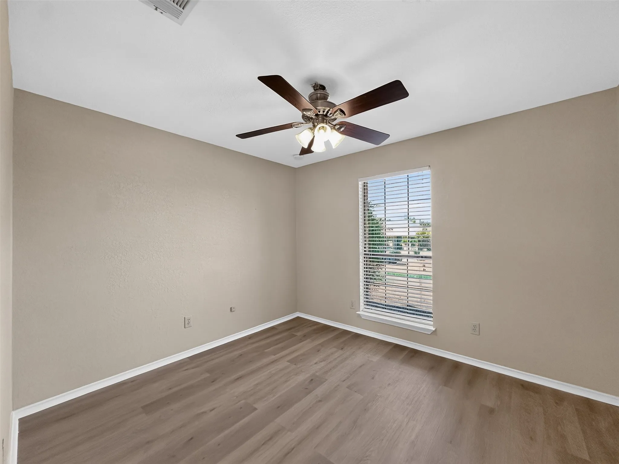 Single Family Residence For Rent in Collin County , 1400 Chicota Drive, Plano, Texas 75023, 3 Bedroom, 2 Bathroom, 2 Garage spaces, 1,613 Sqft, built in 1985, mls#21364854, Real Estate Agent in Plano, Homes For Rent in Collin county, Homes For Rent in Plano, Realtor in Plano Texas, Real Estate Brokerage Independent Realty Texas, Luminita Cordes Realtor