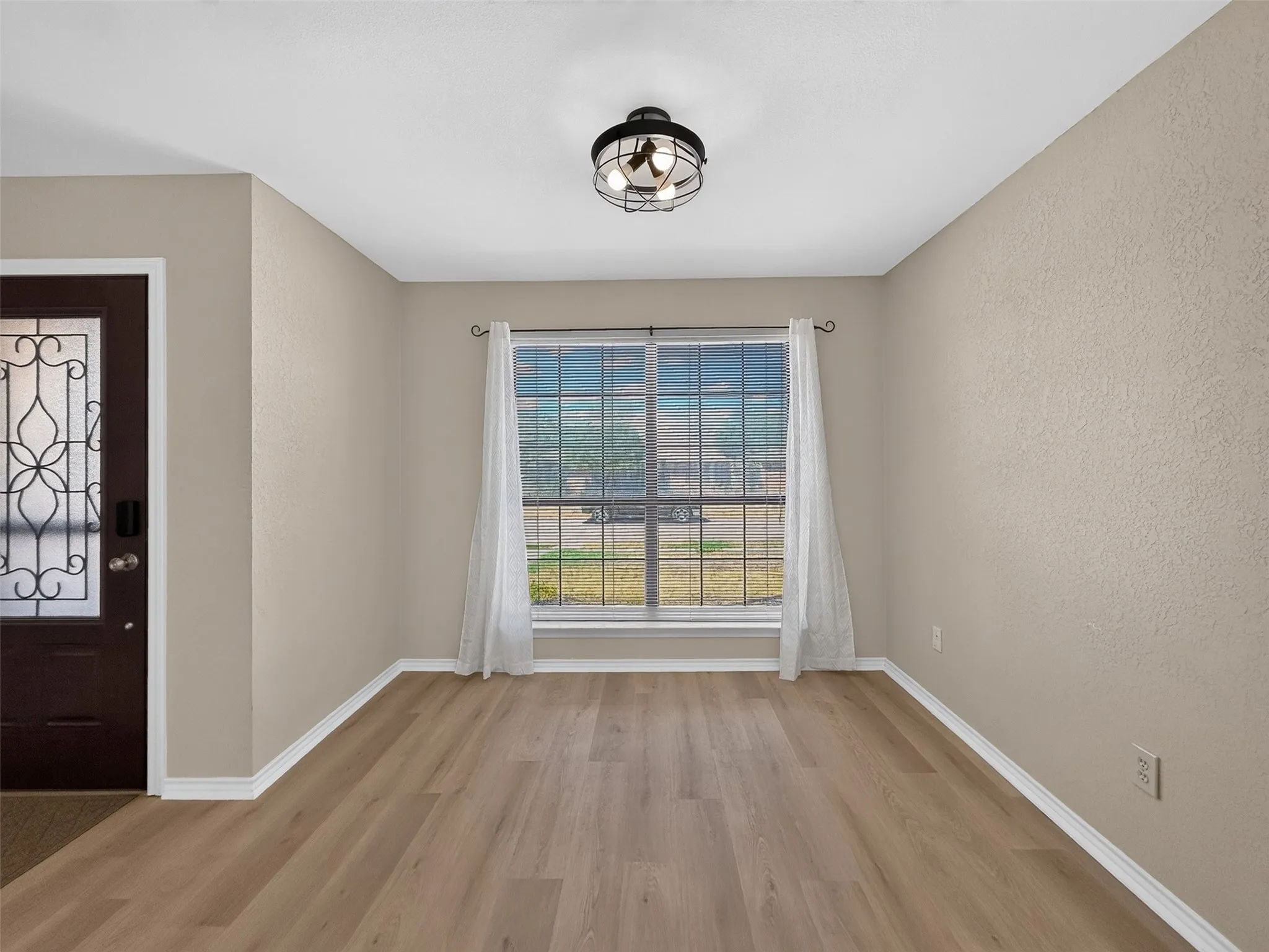 Single Family Residence For Rent in Collin County , 1400 Chicota Drive, Plano, Texas 75023, 3 Bedroom, 2 Bathroom, 2 Garage spaces, 1,613 Sqft, built in 1985, mls#21364854, Real Estate Agent in Plano, Homes For Rent in Collin county, Homes For Rent in Plano, Realtor in Plano Texas, Real Estate Brokerage Independent Realty Texas, Luminita Cordes Realtor