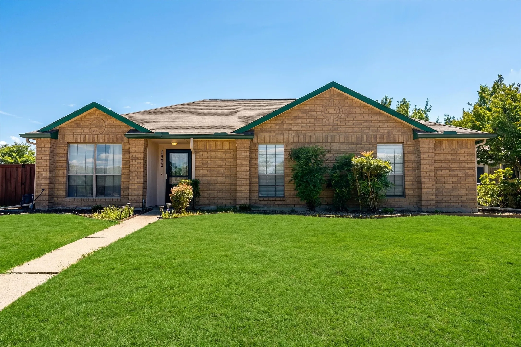 Single Family Residence For Rent in Collin County , 1400 Chicota Drive, Plano, Texas 75023, 3 Bedroom, 2 Bathroom, 2 Garage spaces, 1,613 Sqft, built in 1985, mls#21364854, Real Estate Agent in Plano, Homes For Rent in Collin county, Homes For Rent in Plano, Realtor in Plano Texas, Real Estate Brokerage Independent Realty Texas, Luminita Cordes Realtor