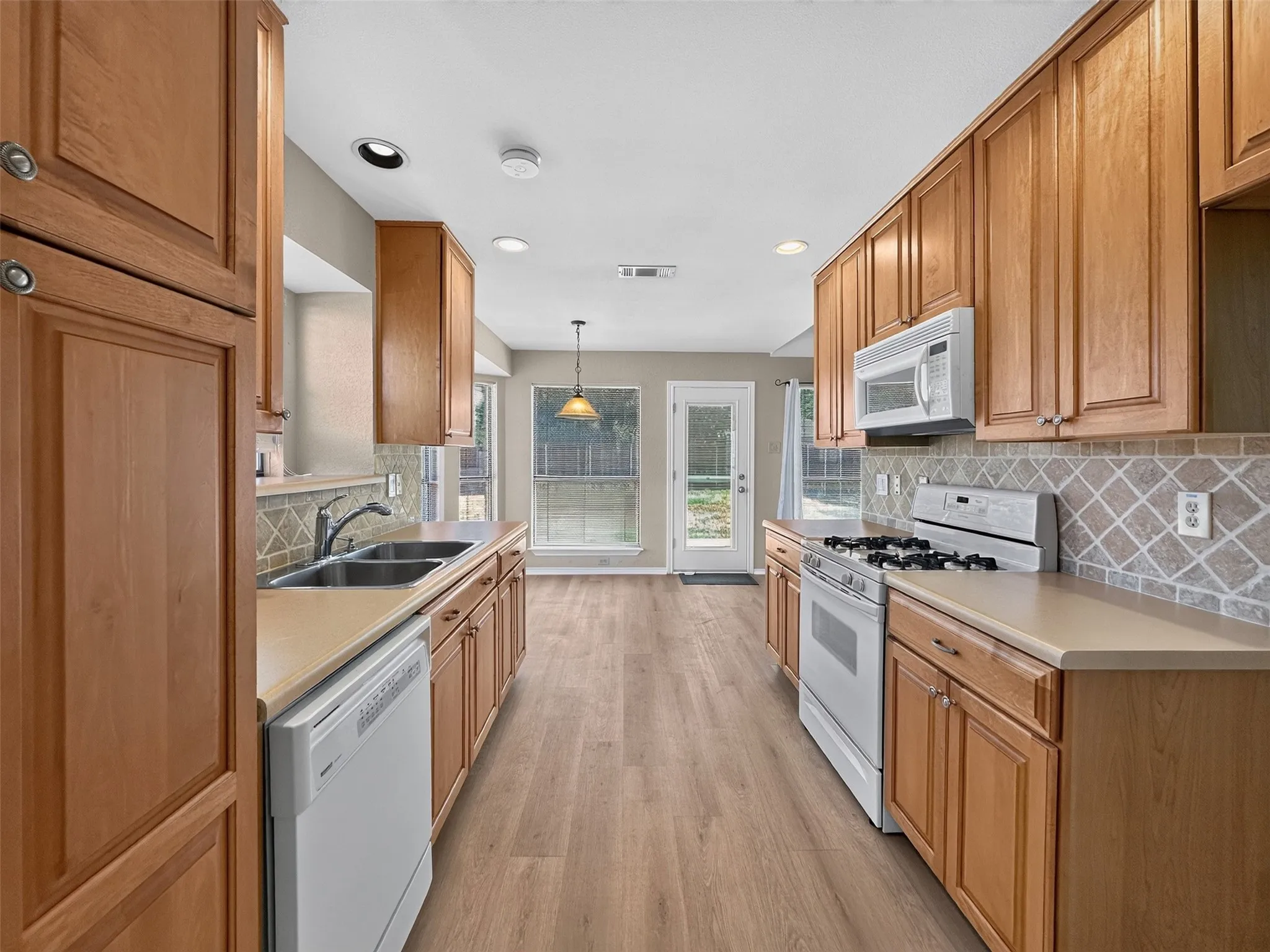 Single Family Residence For Rent in Collin County , 1400 Chicota Drive, Plano, Texas 75023, 3 Bedroom, 2 Bathroom, 2 Garage spaces, 1,613 Sqft, built in 1985, mls#21364854, Real Estate Agent in Plano, Homes For Rent in Collin county, Homes For Rent in Plano, Realtor in Plano Texas, Real Estate Brokerage Independent Realty Texas, Luminita Cordes Realtor