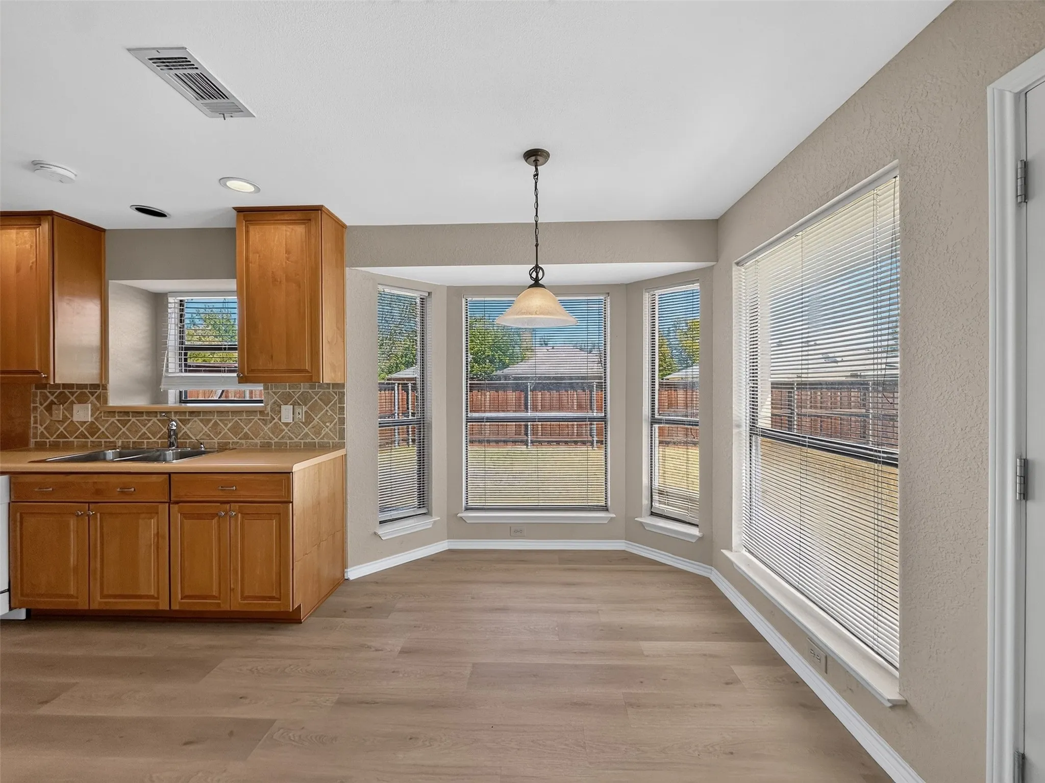 Single Family Residence For Rent in Collin County , 1400 Chicota Drive, Plano, Texas 75023, 3 Bedroom, 2 Bathroom, 2 Garage spaces, 1,613 Sqft, built in 1985, mls#21364854, Real Estate Agent in Plano, Homes For Rent in Collin county, Homes For Rent in Plano, Realtor in Plano Texas, Real Estate Brokerage Independent Realty Texas, Luminita Cordes Realtor