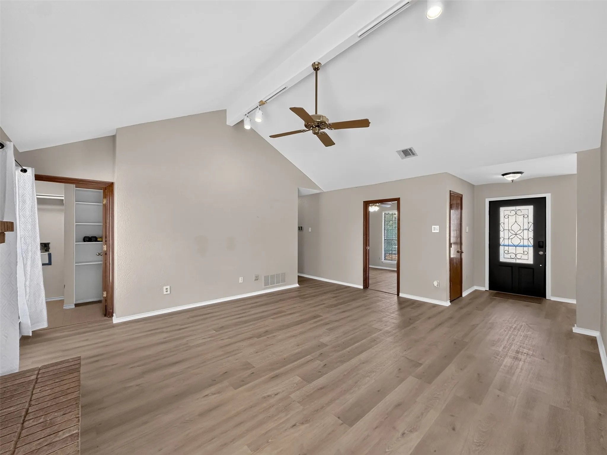 Single Family Residence For Rent in Collin County , 1400 Chicota Drive, Plano, Texas 75023, 3 Bedroom, 2 Bathroom, 2 Garage spaces, 1,613 Sqft, built in 1985, mls#21364854, Real Estate Agent in Plano, Homes For Rent in Collin county, Homes For Rent in Plano, Realtor in Plano Texas, Real Estate Brokerage Independent Realty Texas, Luminita Cordes Realtor