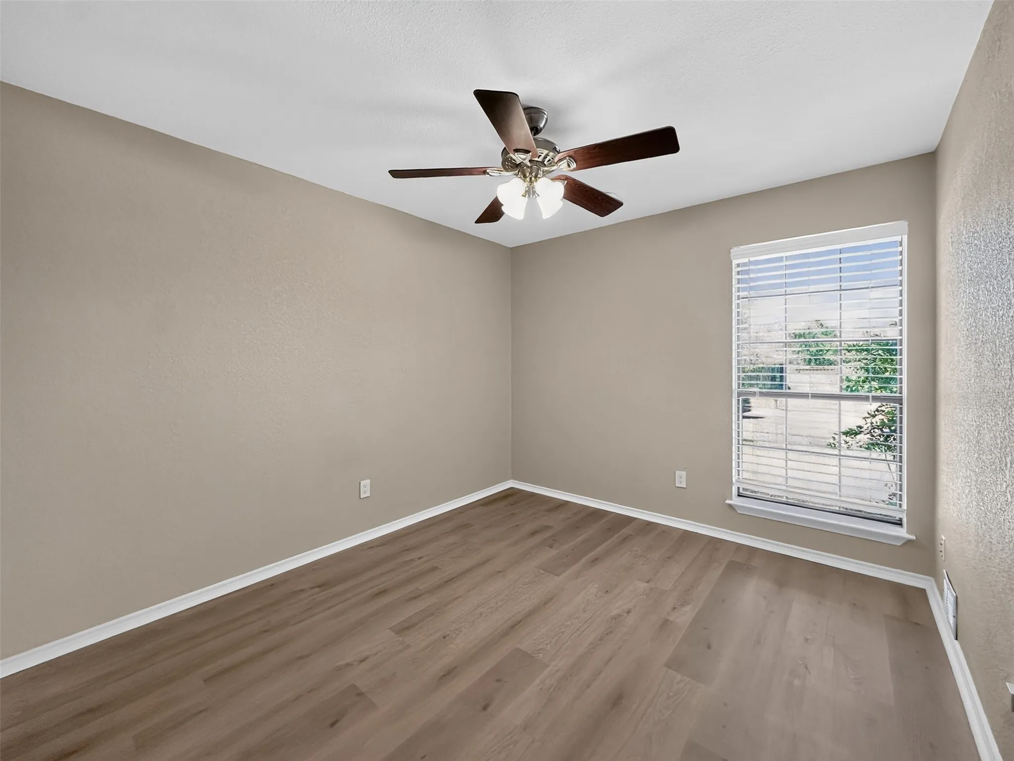 Single Family Residence For Rent in Collin County , 1400 Chicota Drive, Plano, Texas 75023, 3 Bedroom, 2 Bathroom, 2 Garage spaces, 1,613 Sqft, built in 1985, mls#21364854, Real Estate Agent in Plano, Homes For Rent in Collin county, Homes For Rent in Plano, Realtor in Plano Texas, Real Estate Brokerage Independent Realty Texas, Luminita Cordes Realtor