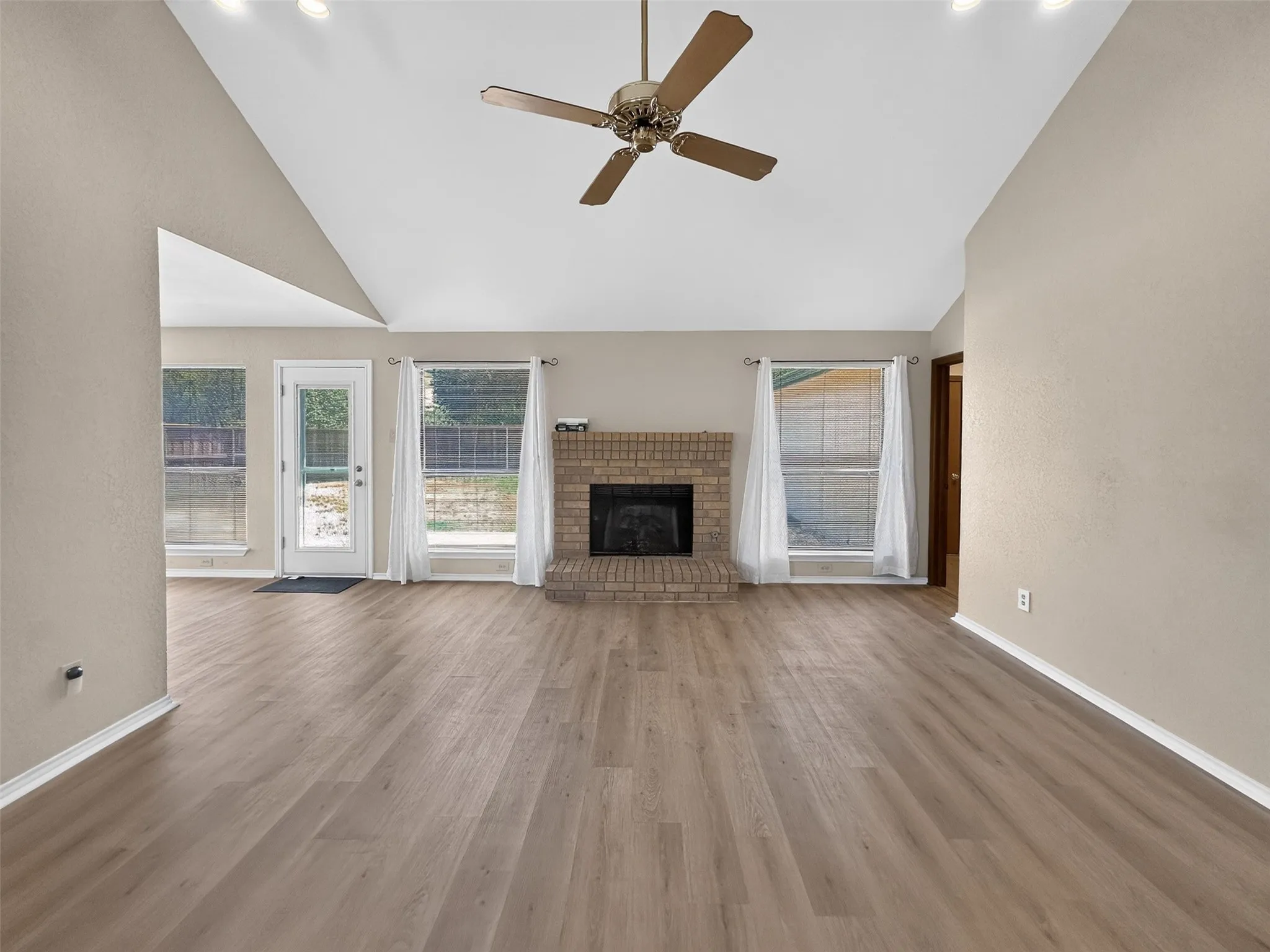 Single Family Residence For Rent in Collin County , 1400 Chicota Drive, Plano, Texas 75023, 3 Bedroom, 2 Bathroom, 2 Garage spaces, 1,613 Sqft, built in 1985, mls#21364854, Real Estate Agent in Plano, Homes For Rent in Collin county, Homes For Rent in Plano, Realtor in Plano Texas, Real Estate Brokerage Independent Realty Texas, Luminita Cordes Realtor