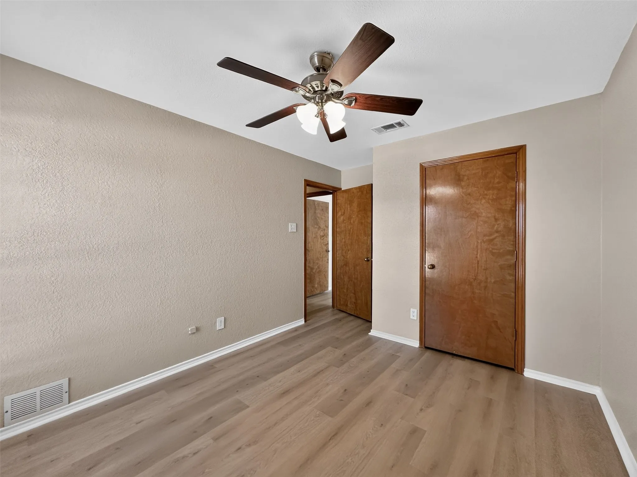 Single Family Residence For Rent in Collin County , 1400 Chicota Drive, Plano, Texas 75023, 3 Bedroom, 2 Bathroom, 2 Garage spaces, 1,613 Sqft, built in 1985, mls#21364854, Real Estate Agent in Plano, Homes For Rent in Collin county, Homes For Rent in Plano, Realtor in Plano Texas, Real Estate Brokerage Independent Realty Texas, Luminita Cordes Realtor