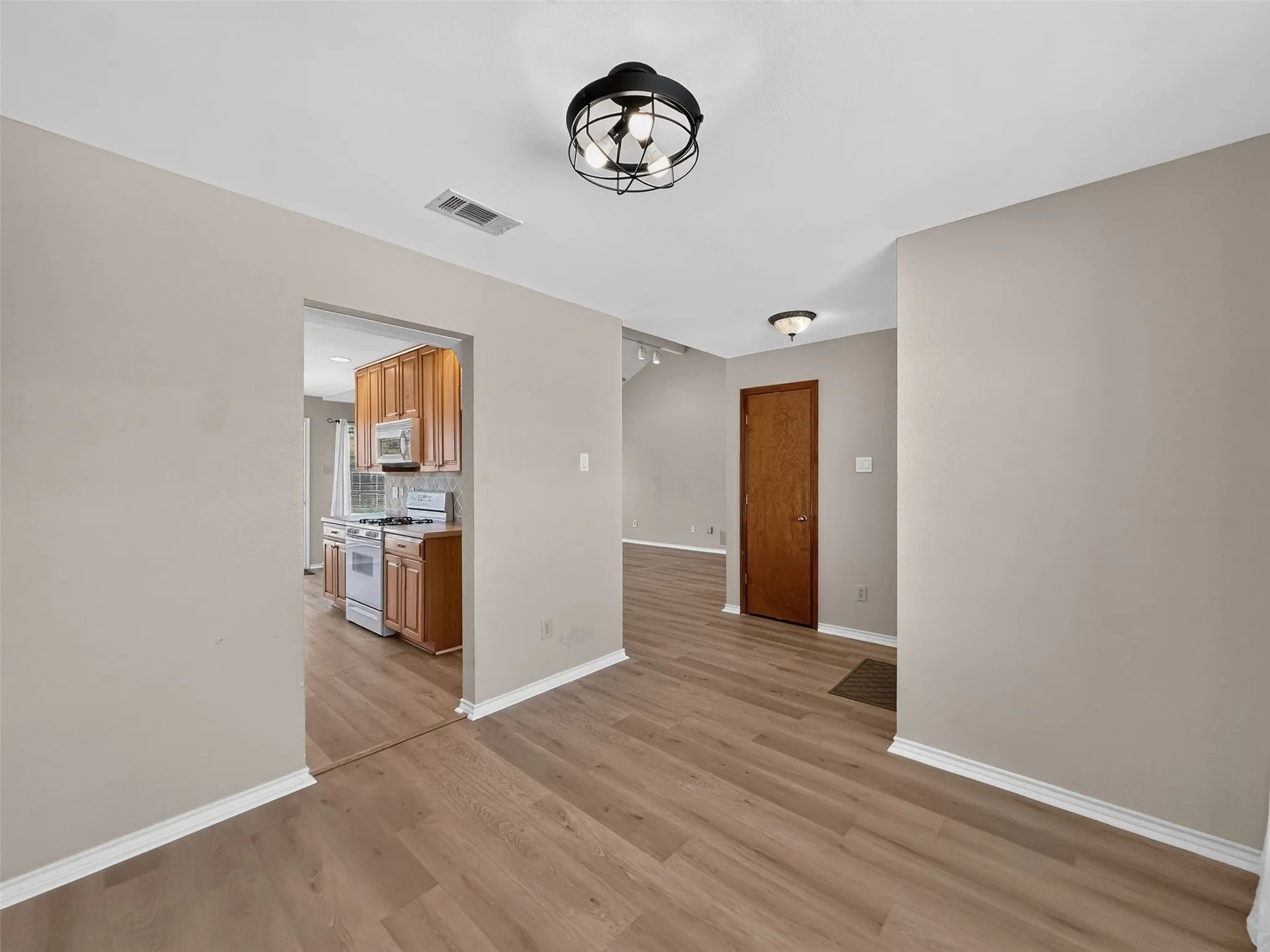 Single Family Residence For Rent in Collin County , 1400 Chicota Drive, Plano, Texas 75023, 3 Bedroom, 2 Bathroom, 2 Garage spaces, 1,613 Sqft, built in 1985, mls#21364854, Real Estate Agent in Plano, Homes For Rent in Collin county, Homes For Rent in Plano, Realtor in Plano Texas, Real Estate Brokerage Independent Realty Texas, Luminita Cordes Realtor