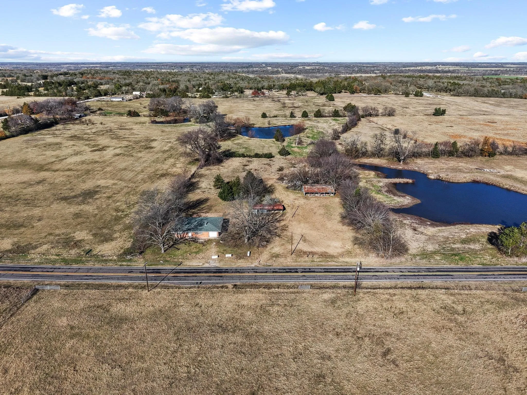Single Family Residence For Sale in Grayson County , 3467 E Fm 120, Denison, Texas 75021, 2 Bedroom, 1 Bathroom, 1 Garage spaces, 1,366 Sqft, built in 1959, mls#21378310, Real Estate Agent in Denison, Homes For Sale in Grayson county, Homes For Sale in Denison, Realtor in Denison Texas, Real Estate Brokerage Independent Realty Texas, Luminita Cordes Realtor