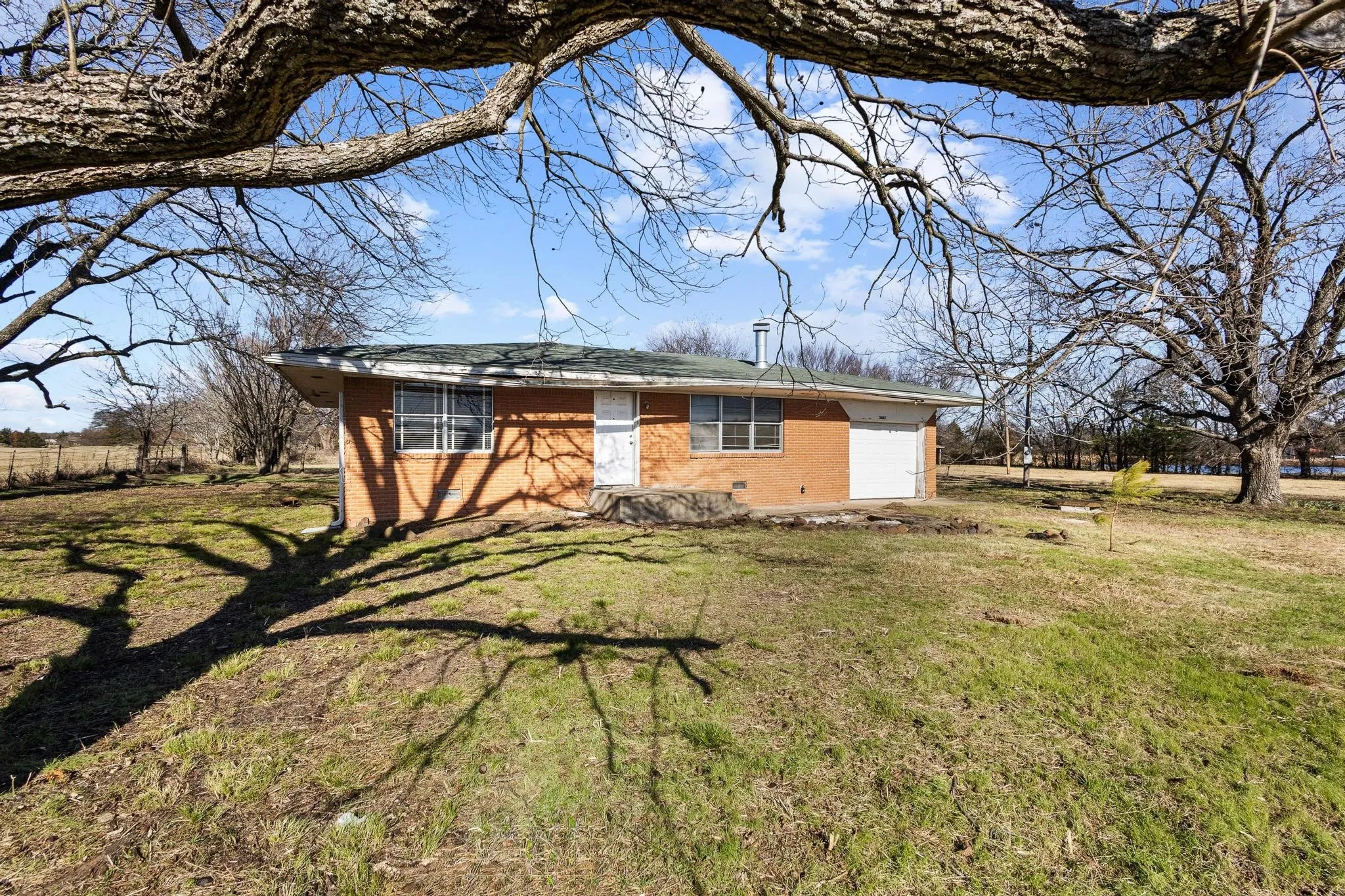Single Family Residence For Sale in Grayson County , 3467 E Fm 120, Denison, Texas 75021, 2 Bedroom, 1 Bathroom, 1 Garage spaces, 1,366 Sqft, built in 1959, mls#21378310, Real Estate Agent in Denison, Homes For Sale in Grayson county, Homes For Sale in Denison, Realtor in Denison Texas, Real Estate Brokerage Independent Realty Texas, Luminita Cordes Realtor