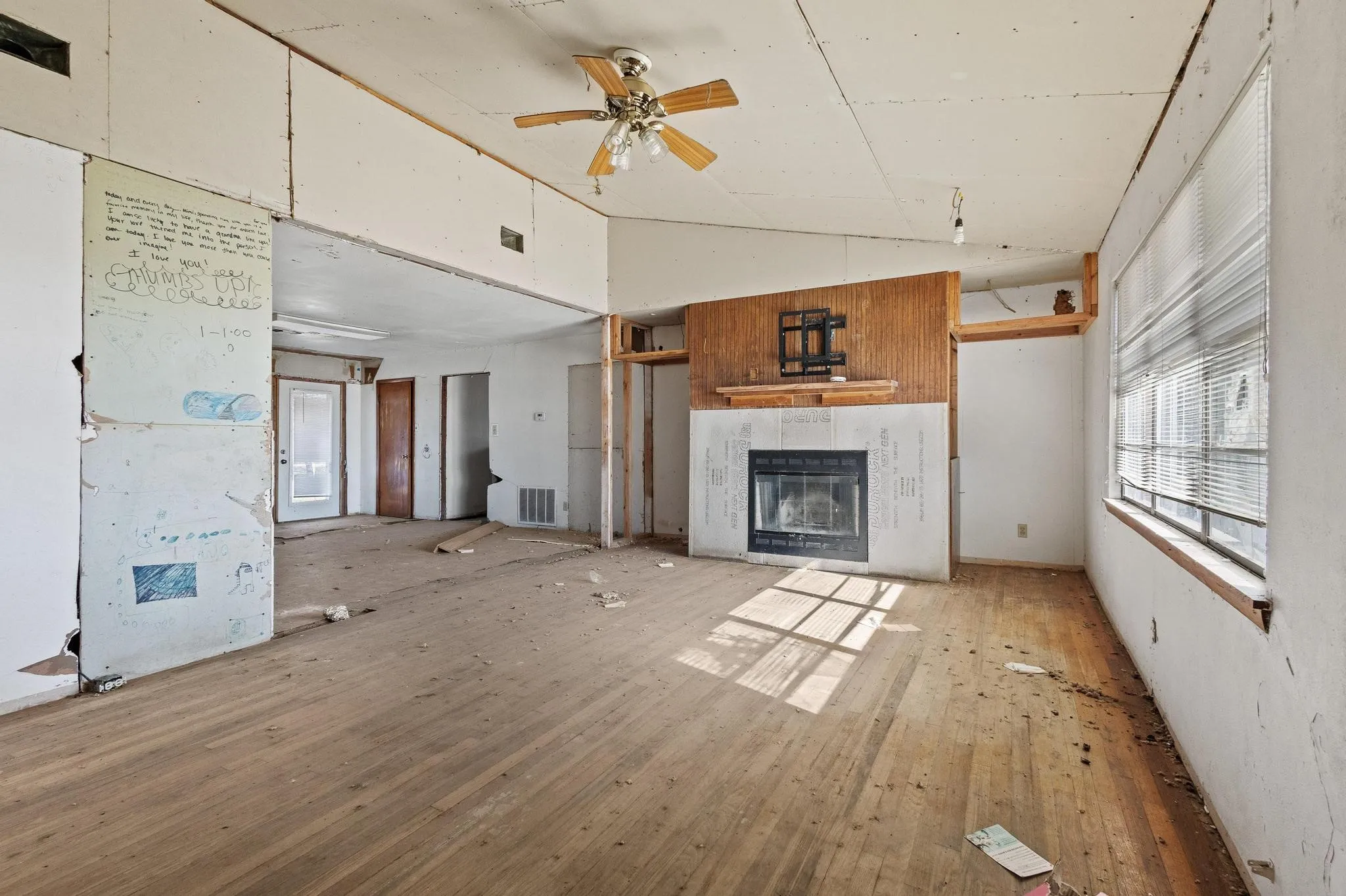 Single Family Residence For Sale in Grayson County , 3467 E Fm 120, Denison, Texas 75021, 2 Bedroom, 1 Bathroom, 1 Garage spaces, 1,366 Sqft, built in 1959, mls#21378310, Real Estate Agent in Denison, Homes For Sale in Grayson county, Homes For Sale in Denison, Realtor in Denison Texas, Real Estate Brokerage Independent Realty Texas, Luminita Cordes Realtor