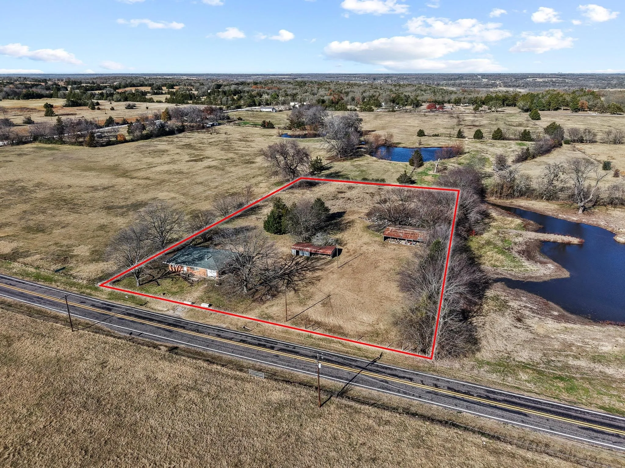 Single Family Residence For Sale in Grayson County , 3467 E Fm 120, Denison, Texas 75021, 2 Bedroom, 1 Bathroom, 1 Garage spaces, 1,366 Sqft, built in 1959, mls#21378310, Real Estate Agent in Denison, Homes For Sale in Grayson county, Homes For Sale in Denison, Realtor in Denison Texas, Real Estate Brokerage Independent Realty Texas, Luminita Cordes Realtor