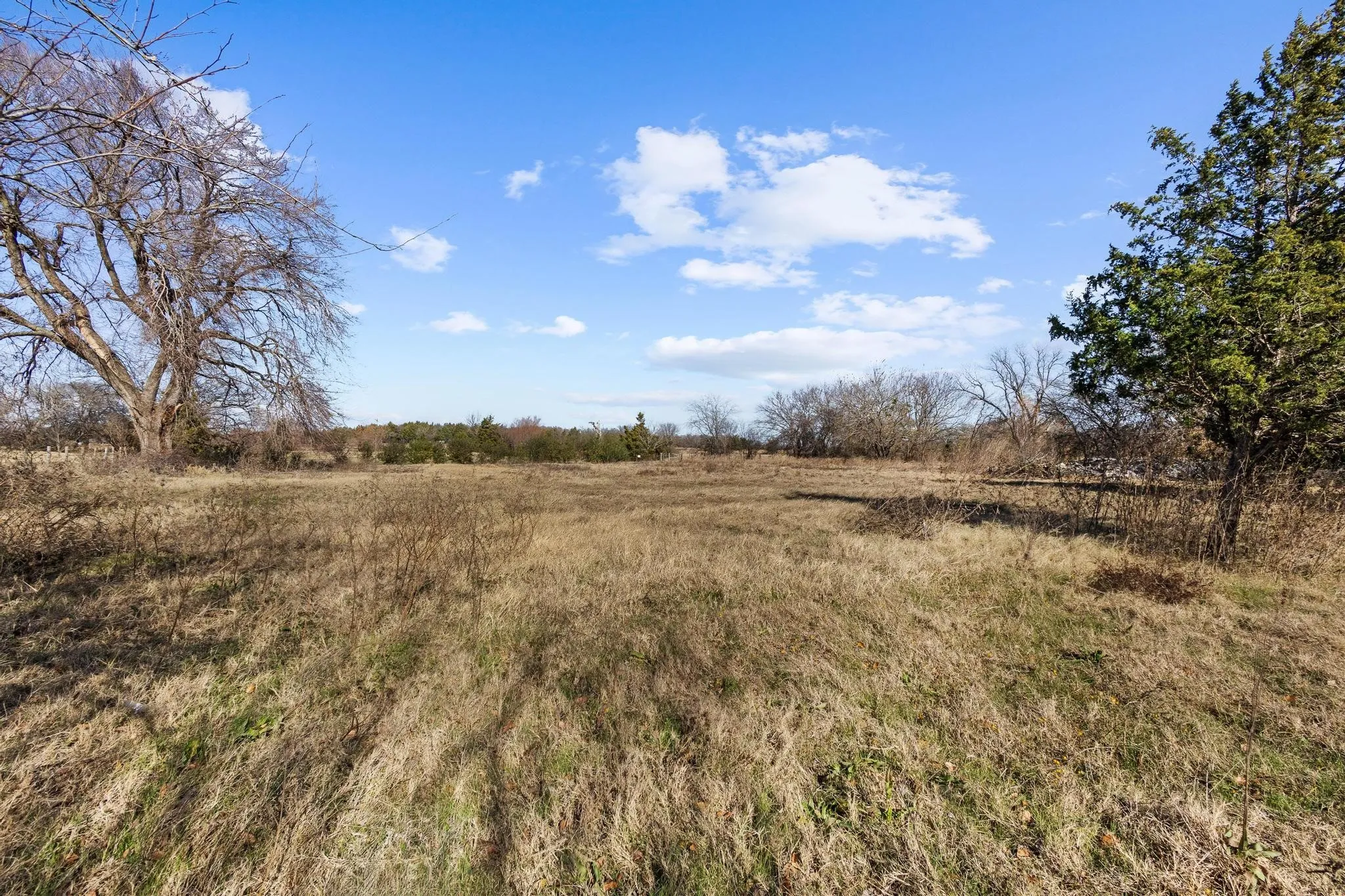 Single Family Residence For Sale in Grayson County , 3467 E Fm 120, Denison, Texas 75021, 2 Bedroom, 1 Bathroom, 1 Garage spaces, 1,366 Sqft, built in 1959, mls#21378310, Real Estate Agent in Denison, Homes For Sale in Grayson county, Homes For Sale in Denison, Realtor in Denison Texas, Real Estate Brokerage Independent Realty Texas, Luminita Cordes Realtor