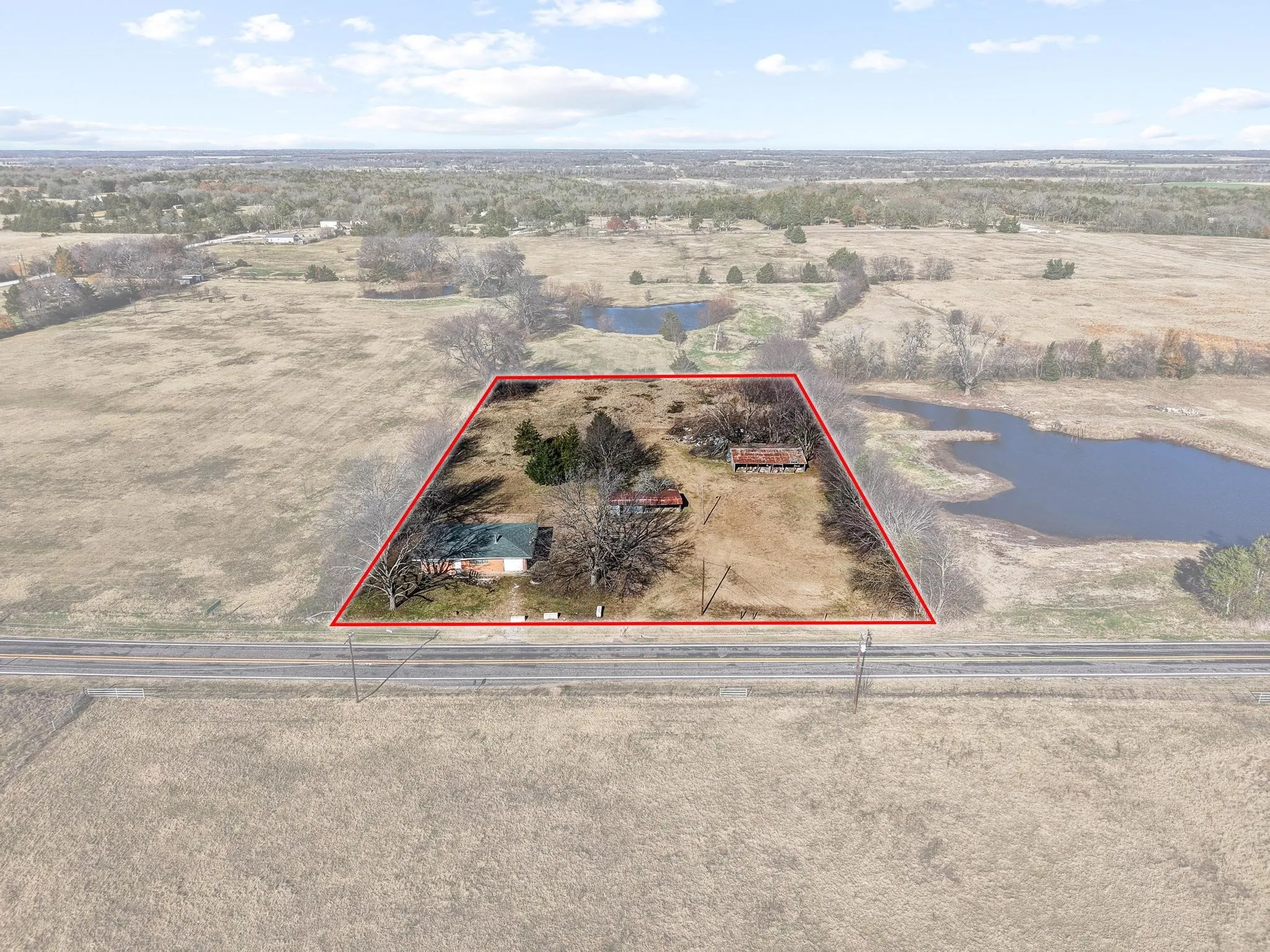 Single Family Residence For Sale in Grayson County , 3467 E Fm 120, Denison, Texas 75021, 2 Bedroom, 1 Bathroom, 1 Garage spaces, 1,366 Sqft, built in 1959, mls#21378310, Real Estate Agent in Denison, Homes For Sale in Grayson county, Homes For Sale in Denison, Realtor in Denison Texas, Real Estate Brokerage Independent Realty Texas, Luminita Cordes Realtor