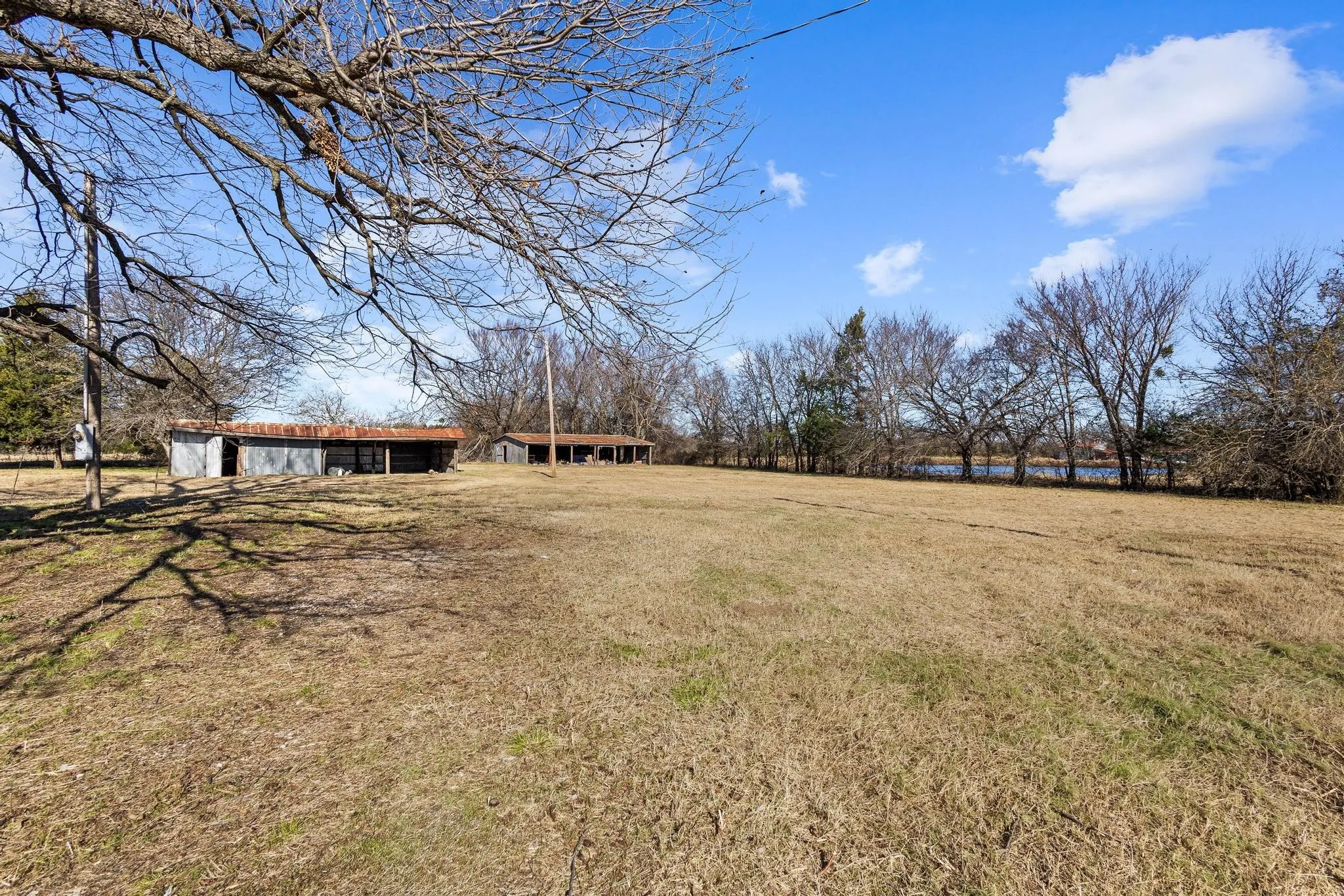 Single Family Residence For Sale in Grayson County , 3467 E Fm 120, Denison, Texas 75021, 2 Bedroom, 1 Bathroom, 1 Garage spaces, 1,366 Sqft, built in 1959, mls#21378310, Real Estate Agent in Denison, Homes For Sale in Grayson county, Homes For Sale in Denison, Realtor in Denison Texas, Real Estate Brokerage Independent Realty Texas, Luminita Cordes Realtor