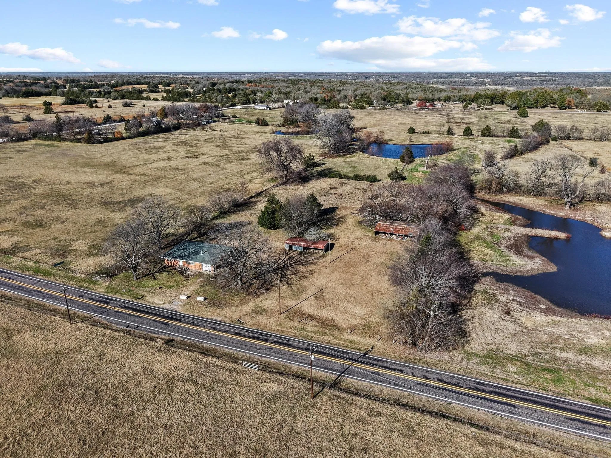 Single Family Residence For Sale in Grayson County , 3467 E Fm 120, Denison, Texas 75021, 2 Bedroom, 1 Bathroom, 1 Garage spaces, 1,366 Sqft, built in 1959, mls#21378310, Real Estate Agent in Denison, Homes For Sale in Grayson county, Homes For Sale in Denison, Realtor in Denison Texas, Real Estate Brokerage Independent Realty Texas, Luminita Cordes Realtor