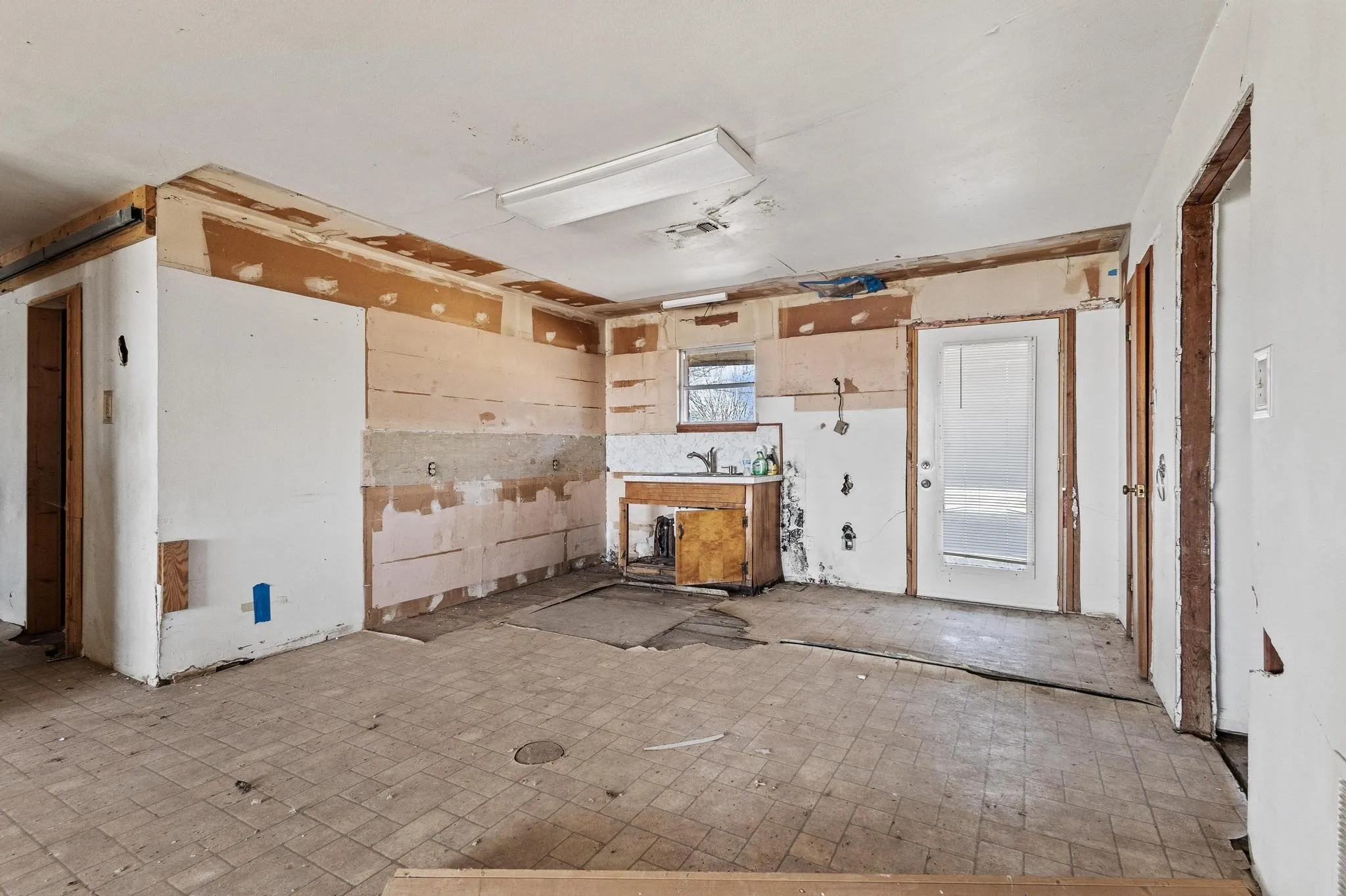 Single Family Residence For Sale in Grayson County , 3467 E Fm 120, Denison, Texas 75021, 2 Bedroom, 1 Bathroom, 1 Garage spaces, 1,366 Sqft, built in 1959, mls#21378310, Real Estate Agent in Denison, Homes For Sale in Grayson county, Homes For Sale in Denison, Realtor in Denison Texas, Real Estate Brokerage Independent Realty Texas, Luminita Cordes Realtor