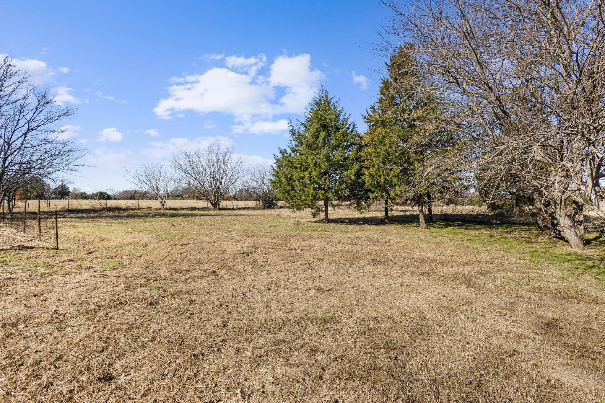 Single Family Residence For Sale in Grayson County , 3467 E Fm 120, Denison, Texas 75021, 2 Bedroom, 1 Bathroom, 1 Garage spaces, 1,366 Sqft, built in 1959, mls#21378310, Real Estate Agent in Denison, Homes For Sale in Grayson county, Homes For Sale in Denison, Realtor in Denison Texas, Real Estate Brokerage Independent Realty Texas, Luminita Cordes Realtor