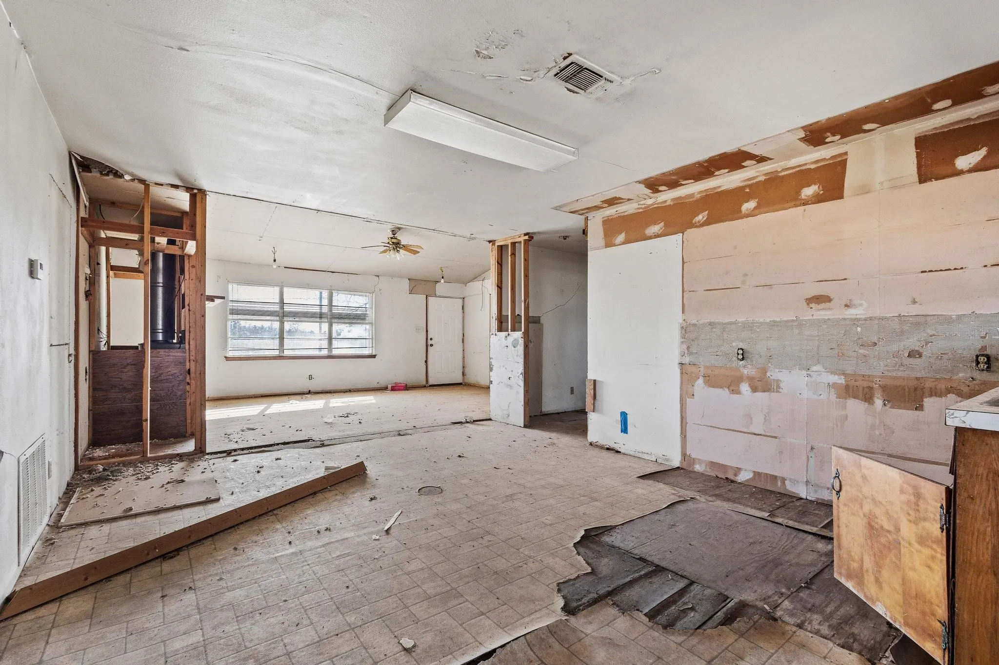 Single Family Residence For Sale in Grayson County , 3467 E Fm 120, Denison, Texas 75021, 2 Bedroom, 1 Bathroom, 1 Garage spaces, 1,366 Sqft, built in 1959, mls#21378310, Real Estate Agent in Denison, Homes For Sale in Grayson county, Homes For Sale in Denison, Realtor in Denison Texas, Real Estate Brokerage Independent Realty Texas, Luminita Cordes Realtor