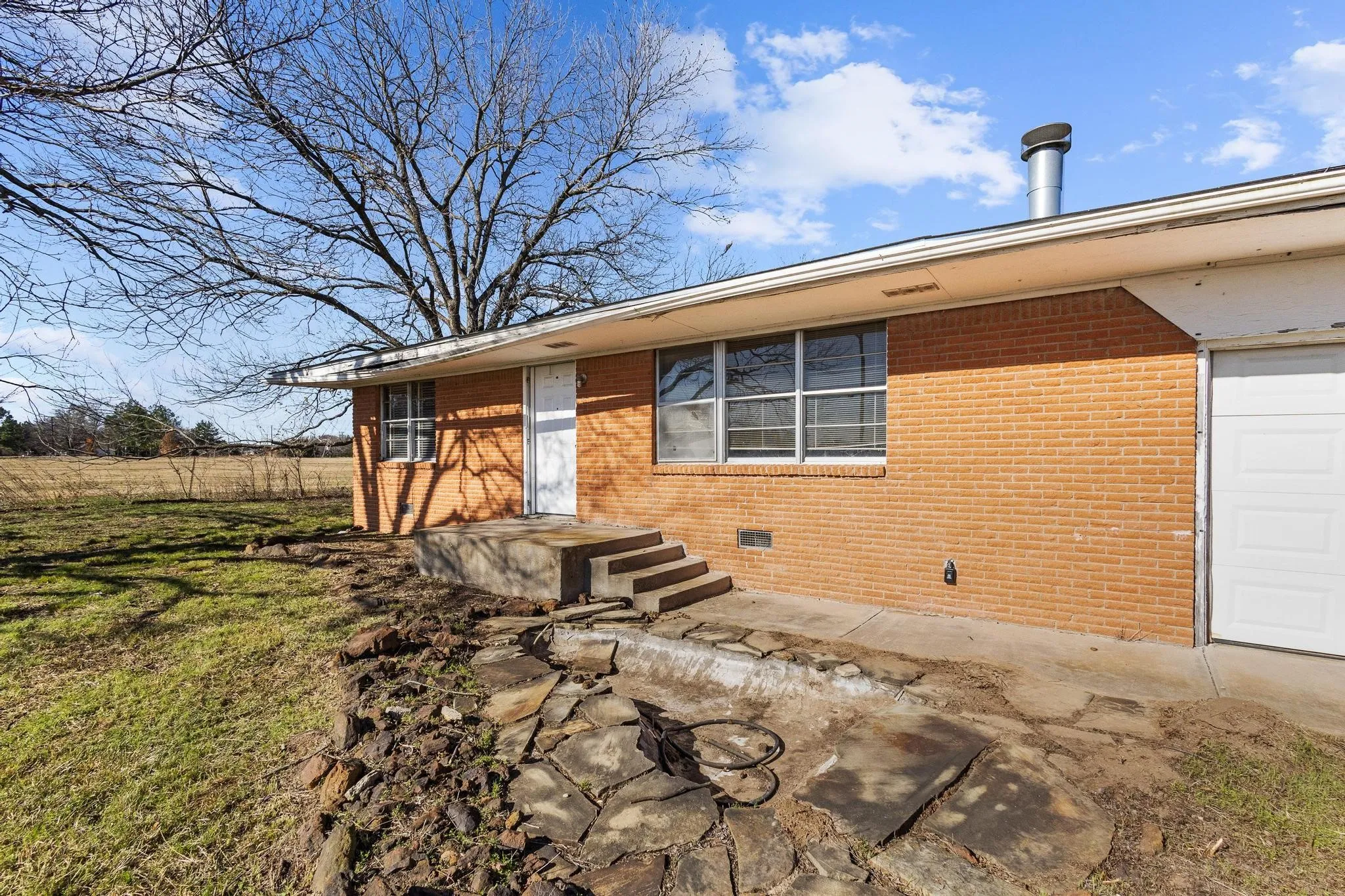 Single Family Residence For Sale in Grayson County , 3467 E Fm 120, Denison, Texas 75021, 2 Bedroom, 1 Bathroom, 1 Garage spaces, 1,366 Sqft, built in 1959, mls#21378310, Real Estate Agent in Denison, Homes For Sale in Grayson county, Homes For Sale in Denison, Realtor in Denison Texas, Real Estate Brokerage Independent Realty Texas, Luminita Cordes Realtor