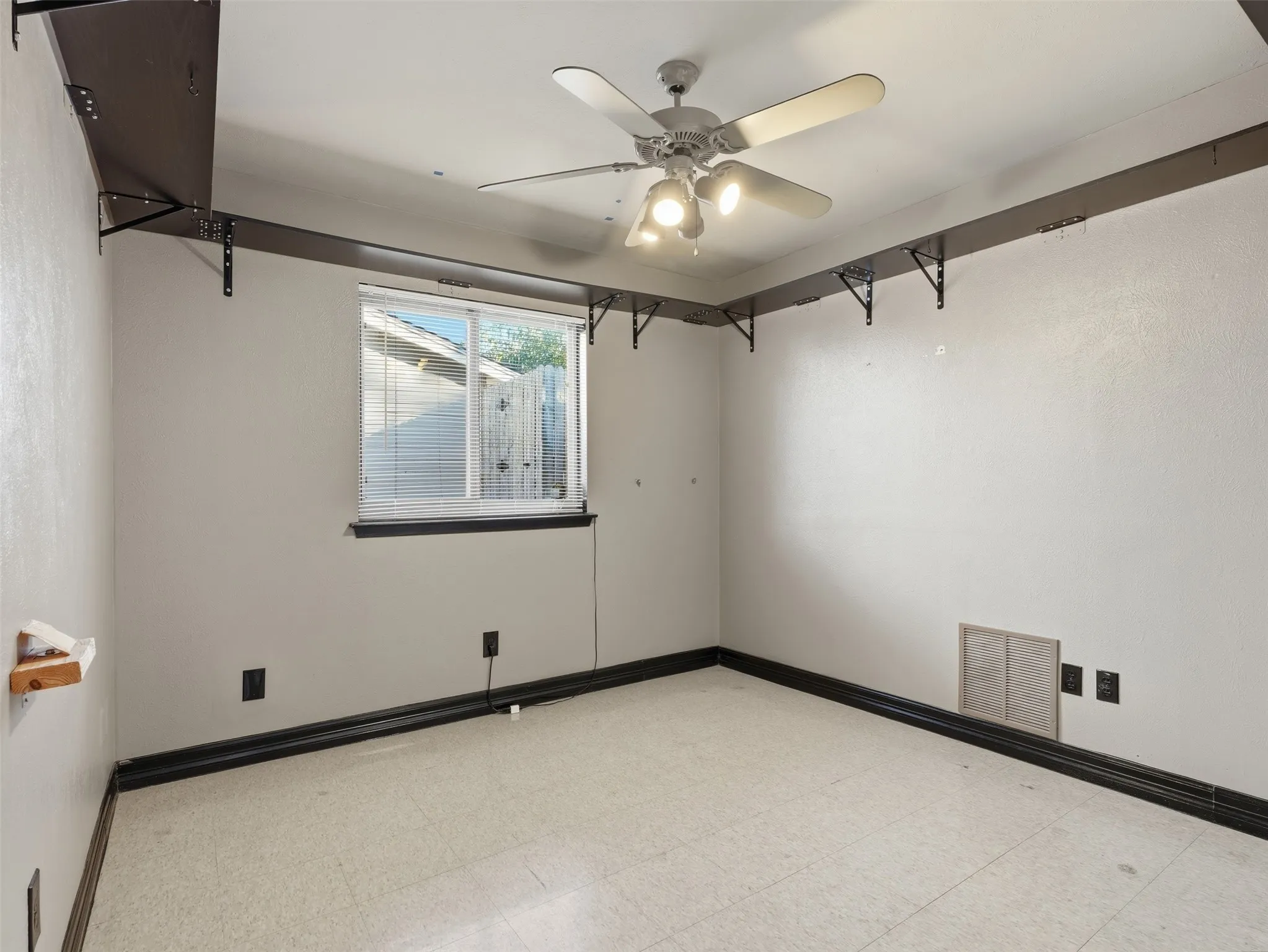 Single Family Residence For Sale in Tarrant County , 7228 Oldham Place, North Richland Hills, Texas 76182, 3 Bedroom, 2 Bathroom, 2 Garage spaces, 1,277 Sqft, built in 1972, mls#21375273, Real Estate Agent in North Richland Hills, Homes For Sale in Tarrant county, Homes For Sale in North Richland Hills, Realtor in North Richland Hills Texas, Real Estate Brokerage Independent Realty Texas, Luminita Cordes Realtor