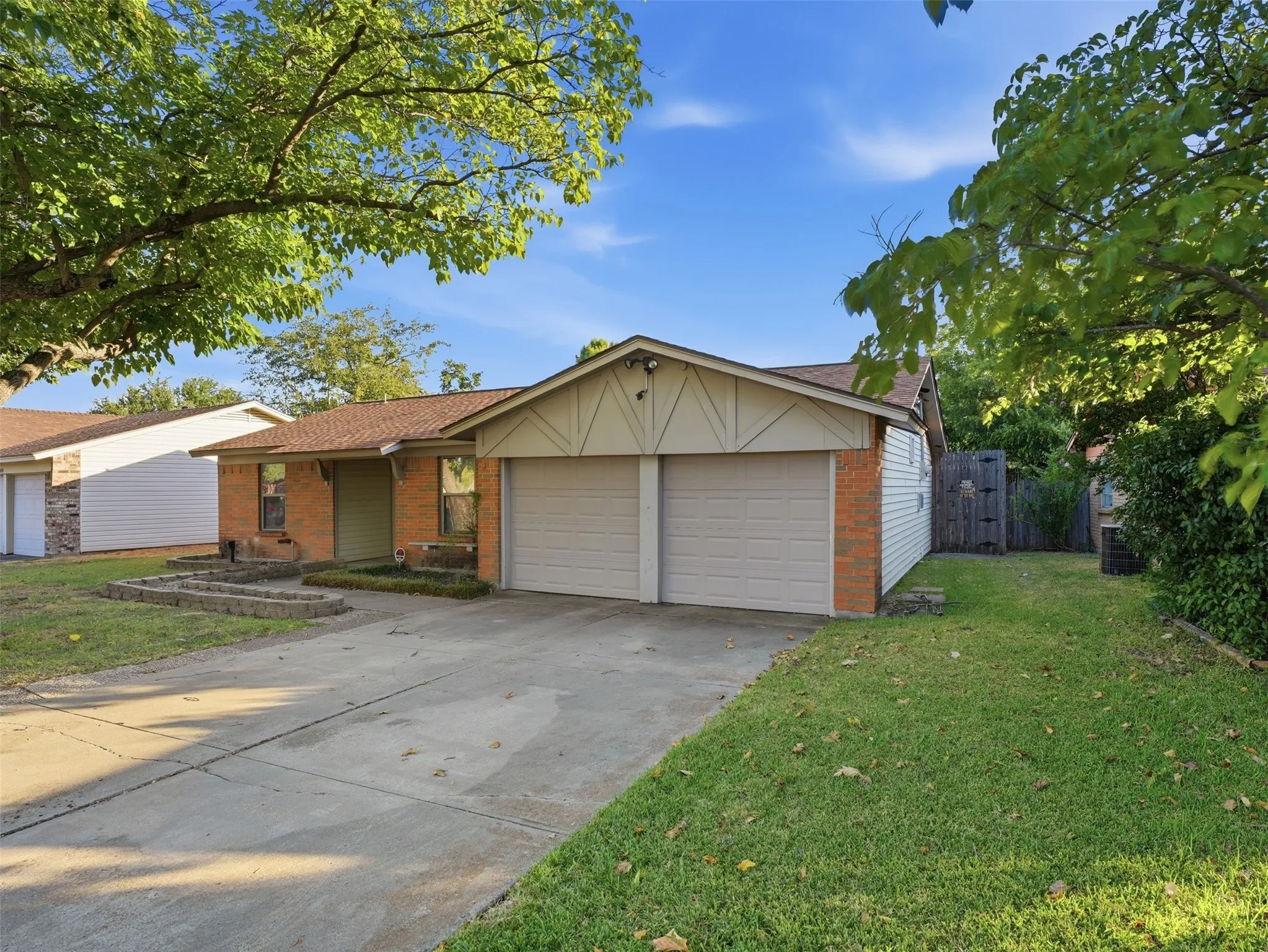 Single Family Residence For Sale in Tarrant County , 7228 Oldham Place, North Richland Hills, Texas 76182, 3 Bedroom, 2 Bathroom, 2 Garage spaces, 1,277 Sqft, built in 1972, mls#21375273, Real Estate Agent in North Richland Hills, Homes For Sale in Tarrant county, Homes For Sale in North Richland Hills, Realtor in North Richland Hills Texas, Real Estate Brokerage Independent Realty Texas, Luminita Cordes Realtor