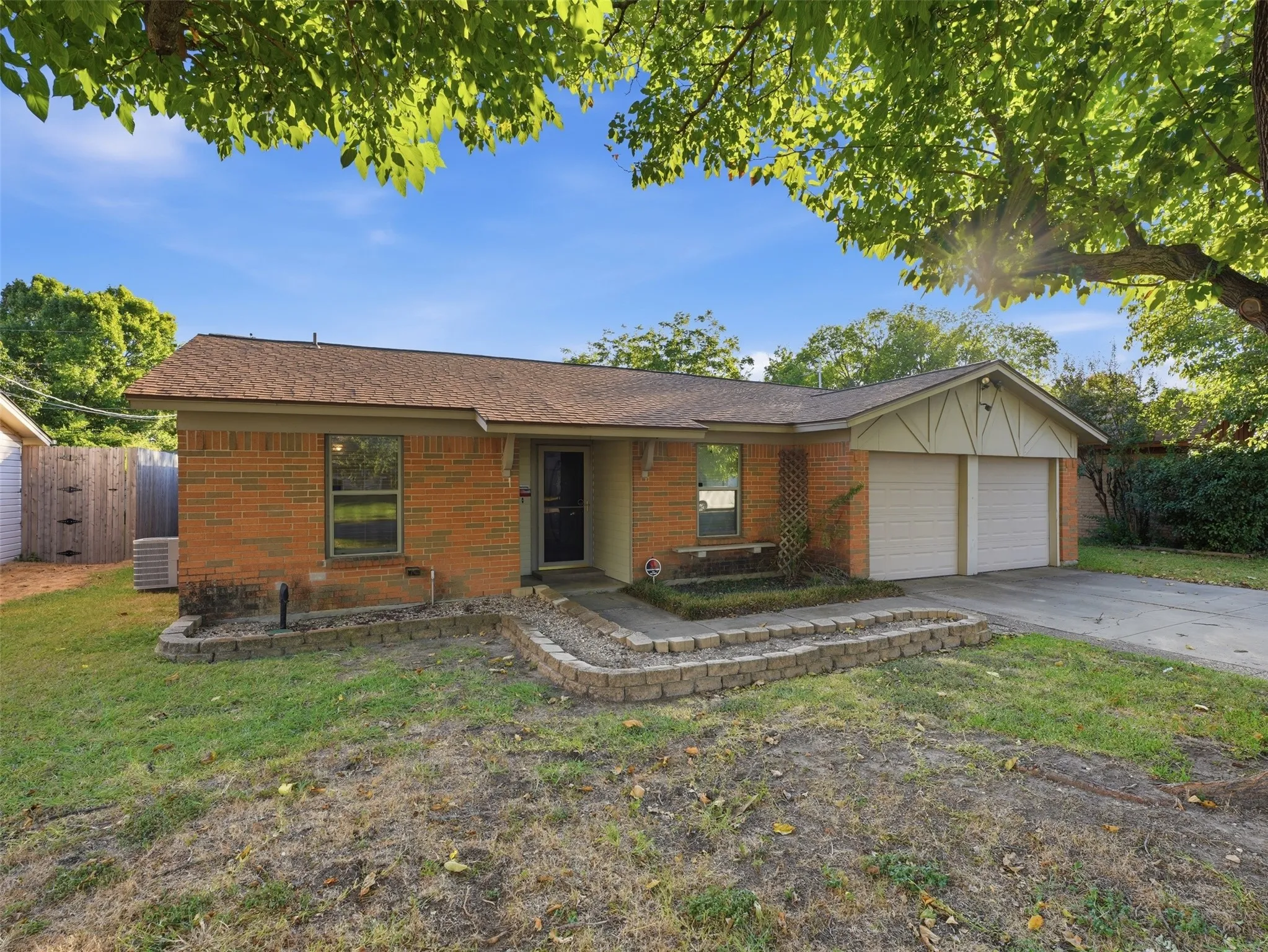 Single Family Residence For Sale in Tarrant County , 7228 Oldham Place, North Richland Hills, Texas 76182, 3 Bedroom, 2 Bathroom, 2 Garage spaces, 1,277 Sqft, built in 1972, mls#21375273, Real Estate Agent in North Richland Hills, Homes For Sale in Tarrant county, Homes For Sale in North Richland Hills, Realtor in North Richland Hills Texas, Real Estate Brokerage Independent Realty Texas, Luminita Cordes Realtor