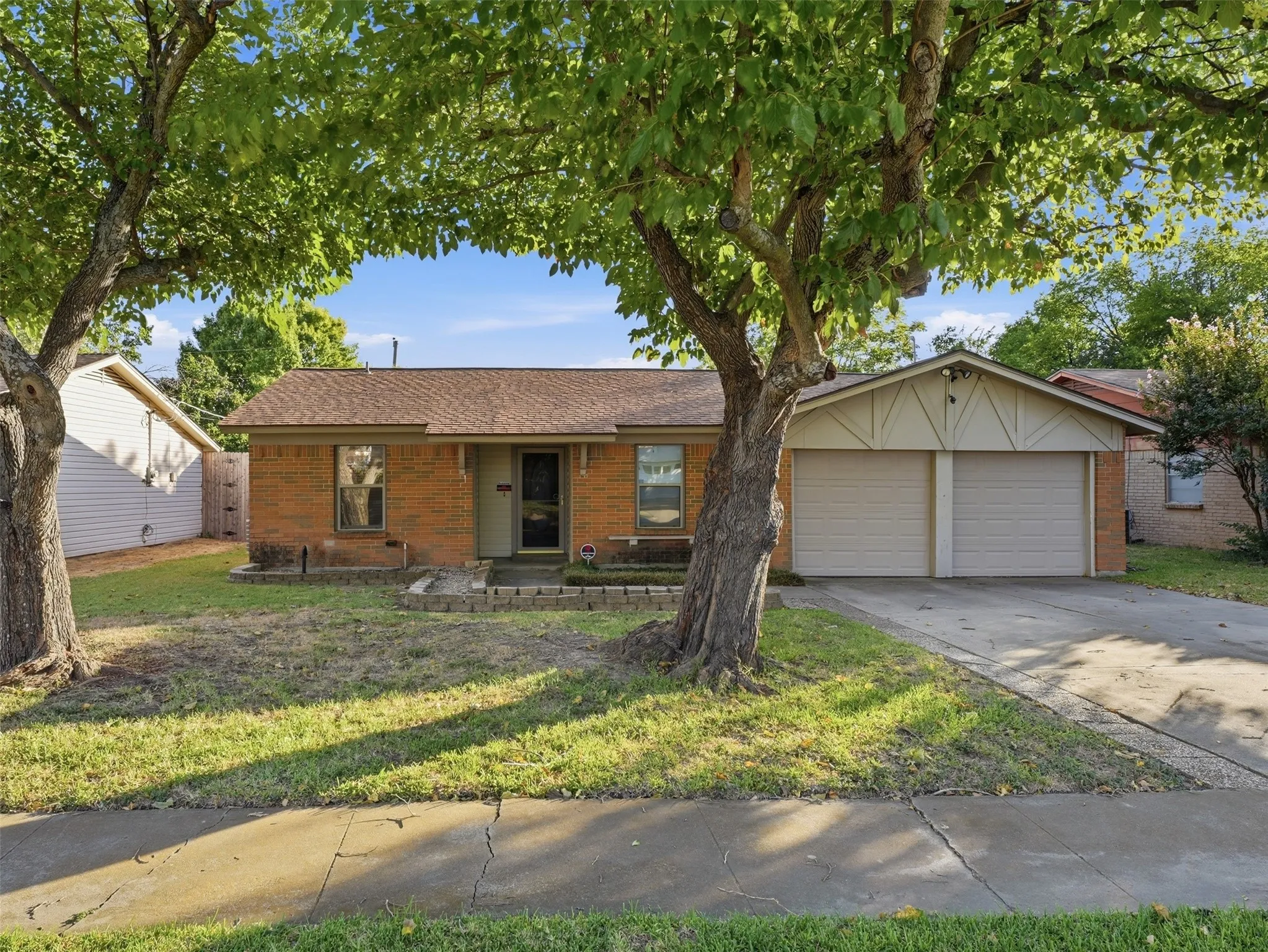 Single Family Residence For Sale in Tarrant County , 7228 Oldham Place, North Richland Hills, Texas 76182, 3 Bedroom, 2 Bathroom, 2 Garage spaces, 1,277 Sqft, built in 1972, mls#21375273, Real Estate Agent in North Richland Hills, Homes For Sale in Tarrant county, Homes For Sale in North Richland Hills, Realtor in North Richland Hills Texas, Real Estate Brokerage Independent Realty Texas, Luminita Cordes Realtor