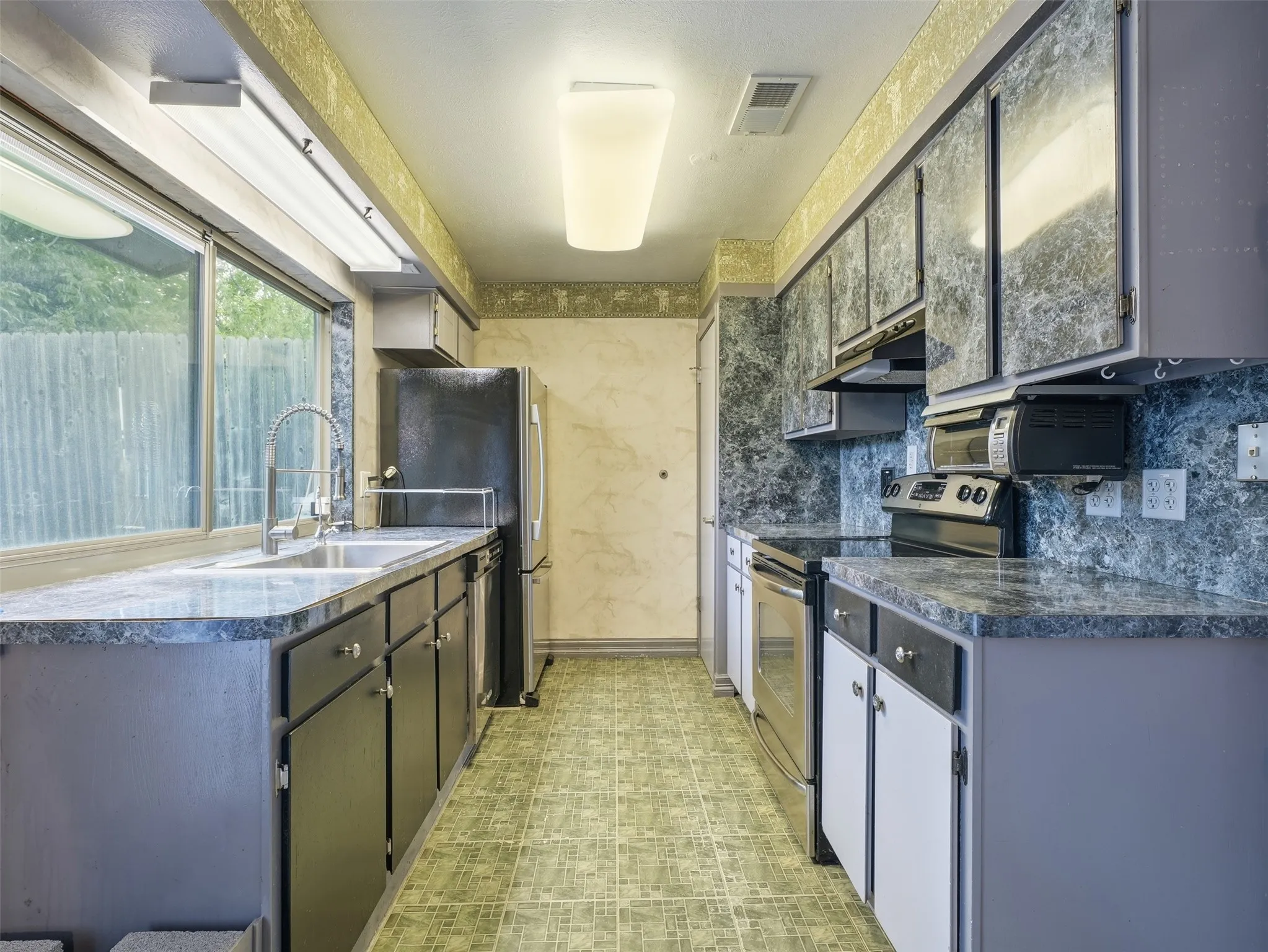 Single Family Residence For Sale in Tarrant County , 7228 Oldham Place, North Richland Hills, Texas 76182, 3 Bedroom, 2 Bathroom, 2 Garage spaces, 1,277 Sqft, built in 1972, mls#21375273, Real Estate Agent in North Richland Hills, Homes For Sale in Tarrant county, Homes For Sale in North Richland Hills, Realtor in North Richland Hills Texas, Real Estate Brokerage Independent Realty Texas, Luminita Cordes Realtor