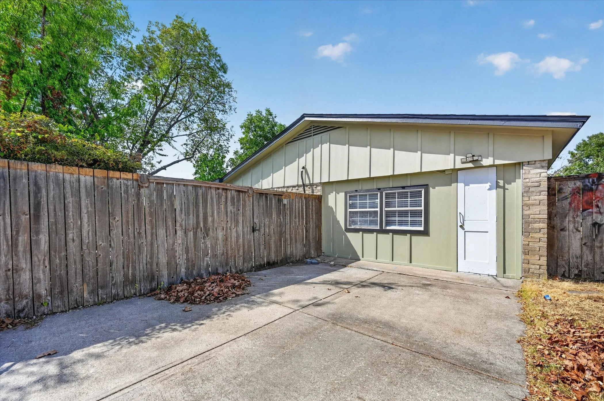 Single Family Residence For Sale in Dallas County , 2922 Bonanza Lane, Garland, Texas 75042, 4 Bedroom, 3 Bathroom, Garage spaces, 1,671 Sqft, built in 1974, mls#21374554, Real Estate Agent in Garland, Homes For Sale in Dallas county, Homes For Sale in Garland, Realtor in Garland Texas, Real Estate Brokerage Independent Realty Texas, Luminita Cordes Realtor