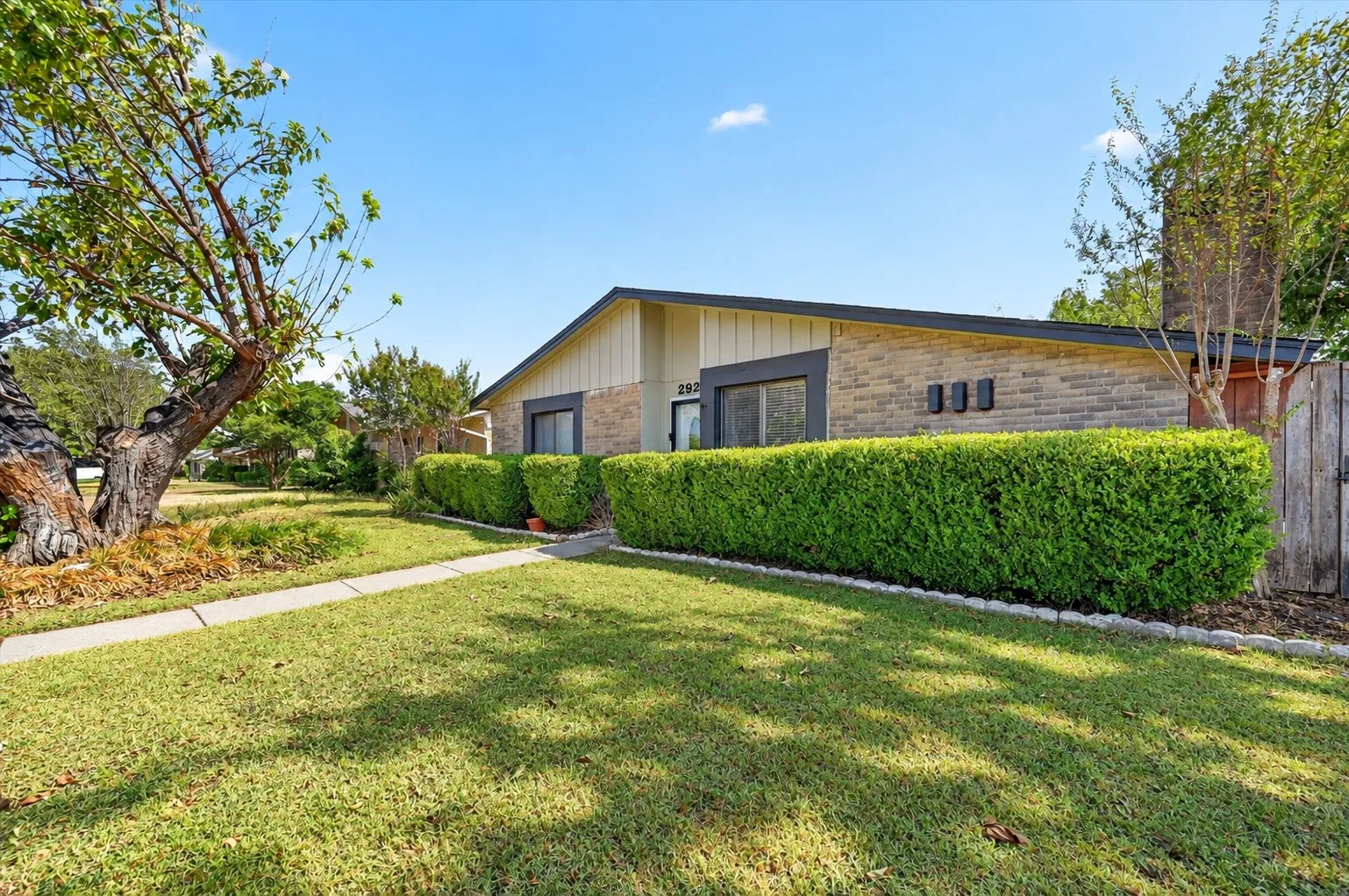 Single Family Residence For Sale in Dallas County , 2922 Bonanza Lane, Garland, Texas 75042, 4 Bedroom, 3 Bathroom, Garage spaces, 1,671 Sqft, built in 1974, mls#21374554, Real Estate Agent in Garland, Homes For Sale in Dallas county, Homes For Sale in Garland, Realtor in Garland Texas, Real Estate Brokerage Independent Realty Texas, Luminita Cordes Realtor