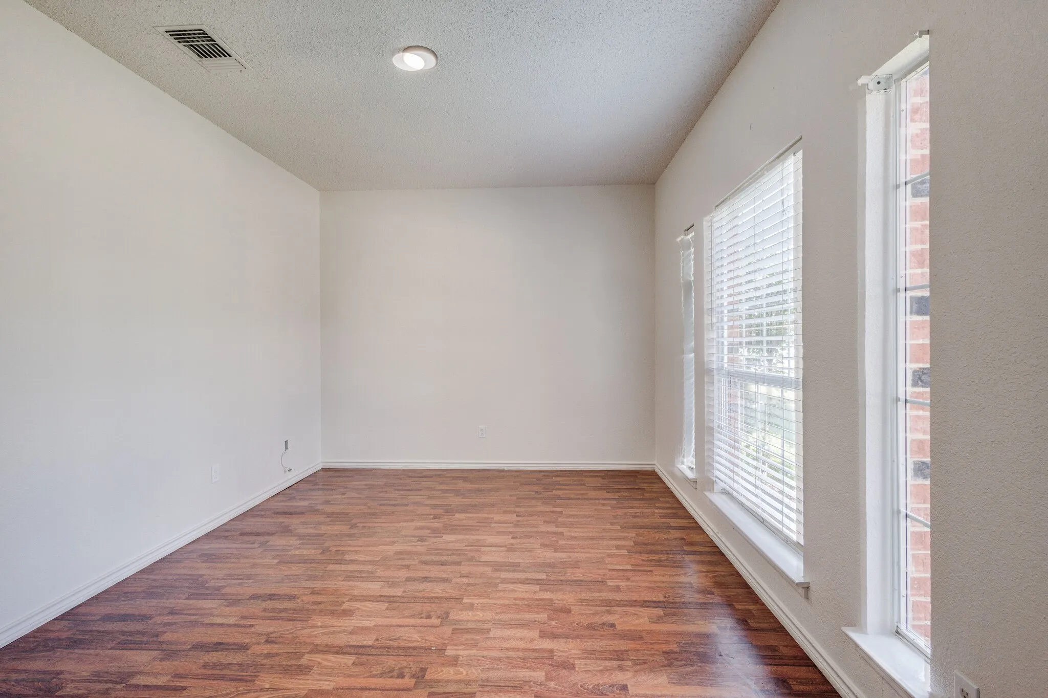 Single Family Residence For Rent in Rockwall County , 9118 Barton Creek Drive, Rowlett, Texas 75089, 4 Bedroom, 3 Bathroom, 2 Garage spaces, 2,334 Sqft, built in 1992, mls#21374219, Real Estate Agent in Rowlett, Homes For Rent in Rockwall county, Homes For Rent in Rowlett, Realtor in Rowlett Texas, Real Estate Brokerage Independent Realty Texas, Luminita Cordes Realtor