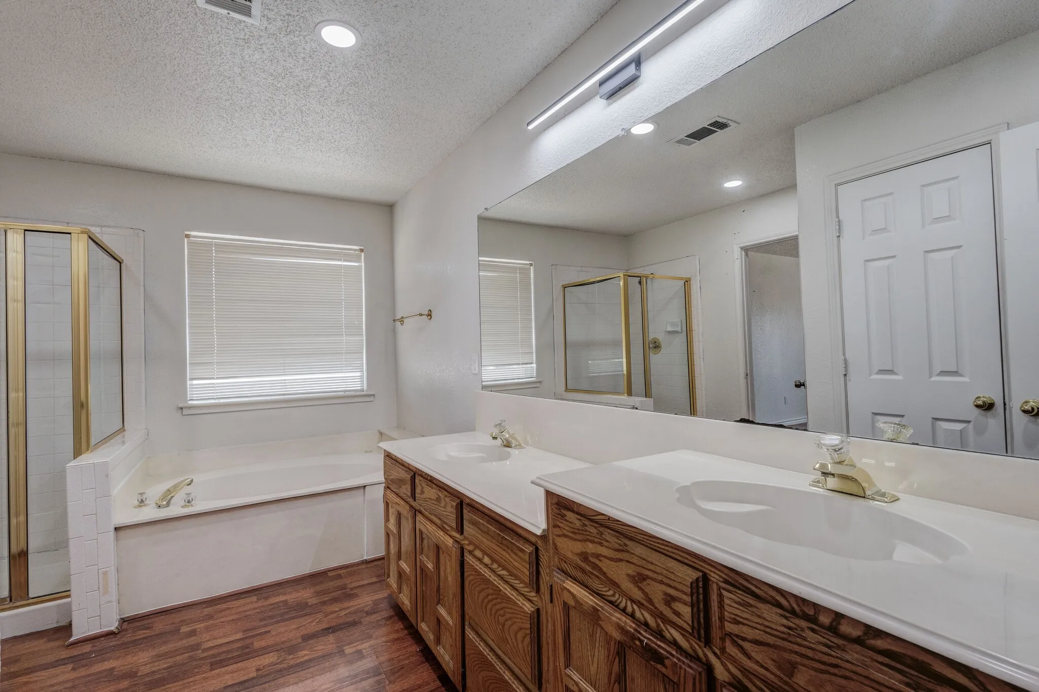 Single Family Residence For Rent in Rockwall County , 9118 Barton Creek Drive, Rowlett, Texas 75089, 4 Bedroom, 3 Bathroom, 2 Garage spaces, 2,334 Sqft, built in 1992, mls#21374219, Real Estate Agent in Rowlett, Homes For Rent in Rockwall county, Homes For Rent in Rowlett, Realtor in Rowlett Texas, Real Estate Brokerage Independent Realty Texas, Luminita Cordes Realtor