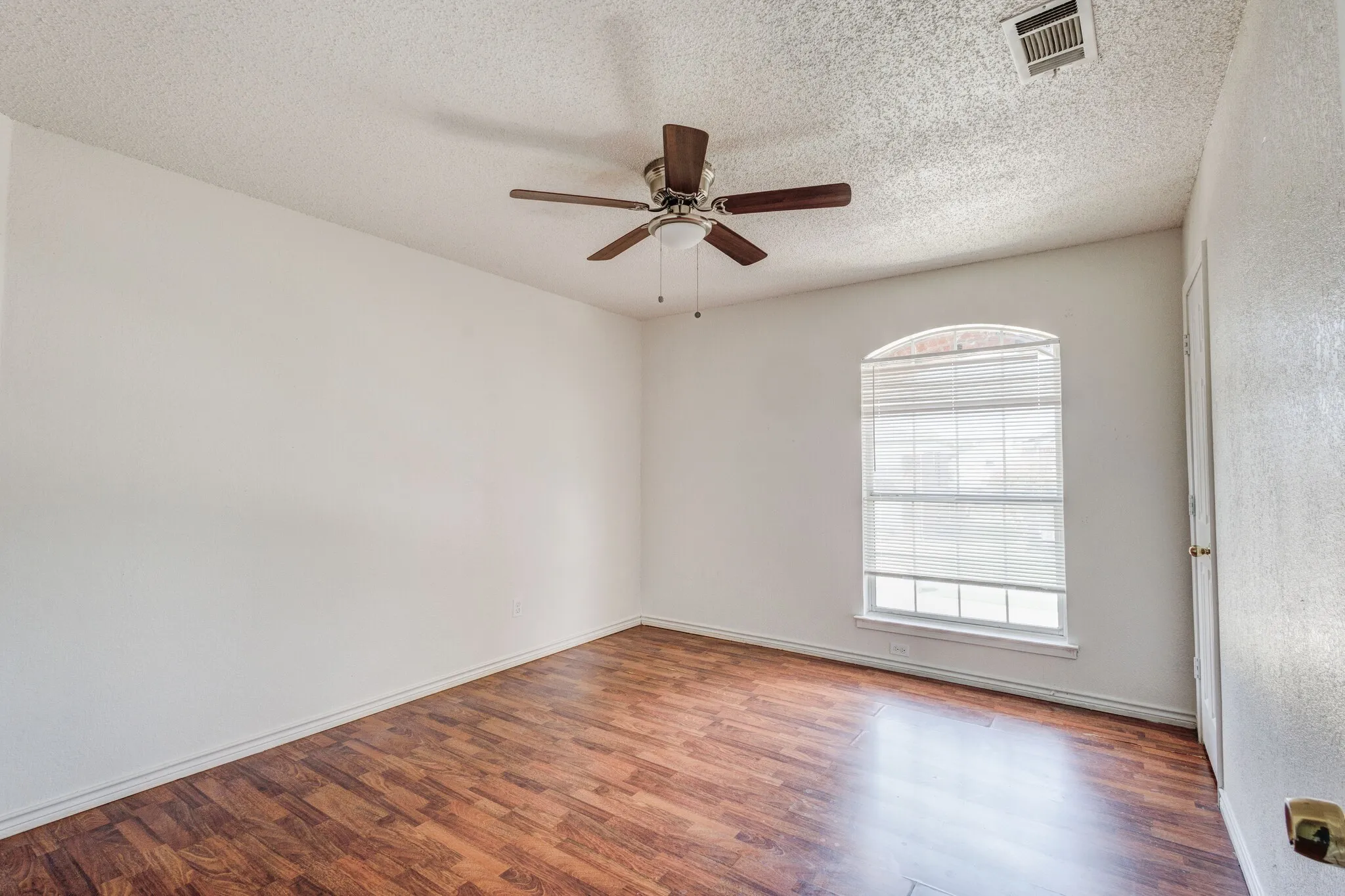 Single Family Residence For Rent in Rockwall County , 9118 Barton Creek Drive, Rowlett, Texas 75089, 4 Bedroom, 3 Bathroom, 2 Garage spaces, 2,334 Sqft, built in 1992, mls#21374219, Real Estate Agent in Rowlett, Homes For Rent in Rockwall county, Homes For Rent in Rowlett, Realtor in Rowlett Texas, Real Estate Brokerage Independent Realty Texas, Luminita Cordes Realtor