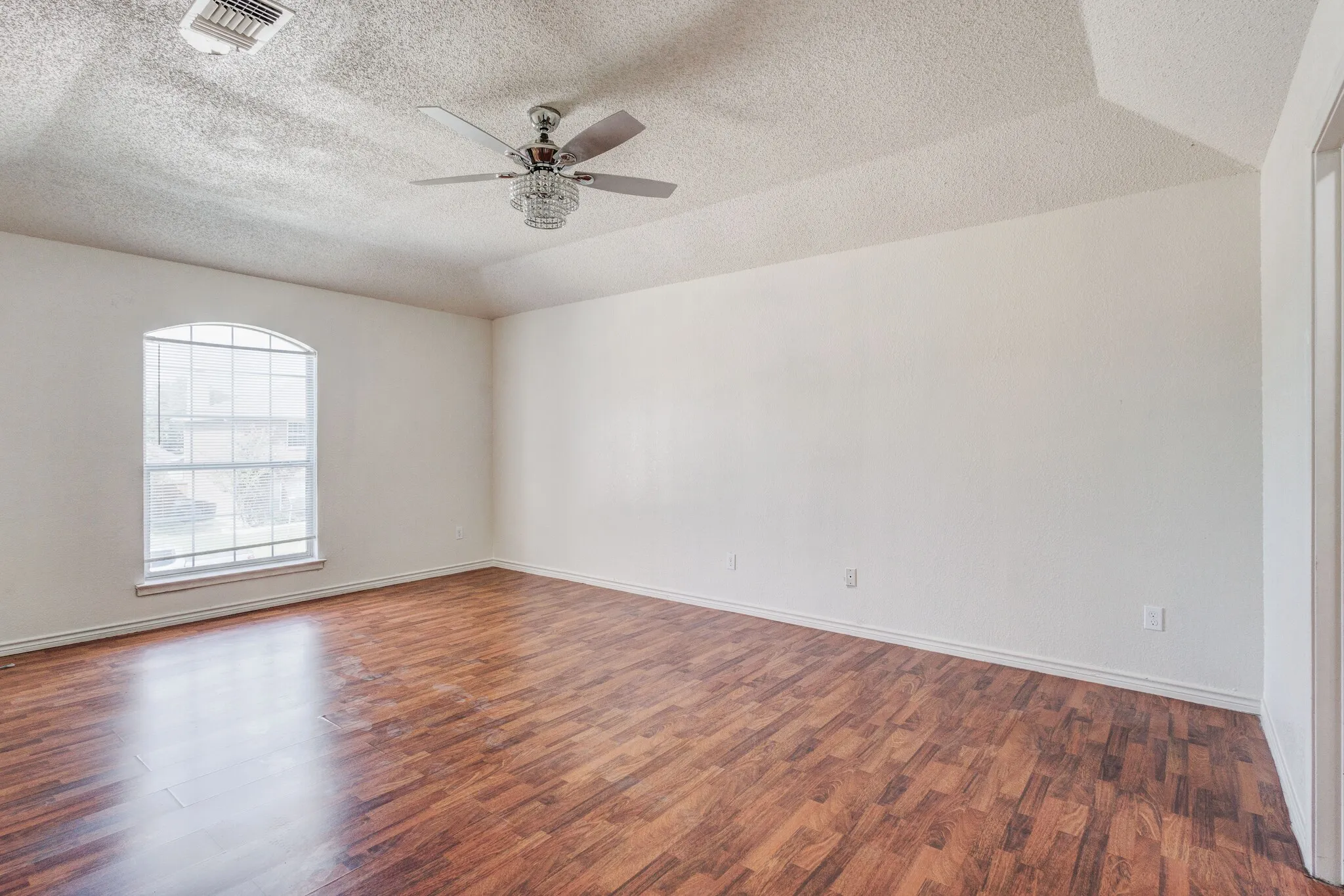 Single Family Residence For Rent in Rockwall County , 9118 Barton Creek Drive, Rowlett, Texas 75089, 4 Bedroom, 3 Bathroom, 2 Garage spaces, 2,334 Sqft, built in 1992, mls#21374219, Real Estate Agent in Rowlett, Homes For Rent in Rockwall county, Homes For Rent in Rowlett, Realtor in Rowlett Texas, Real Estate Brokerage Independent Realty Texas, Luminita Cordes Realtor