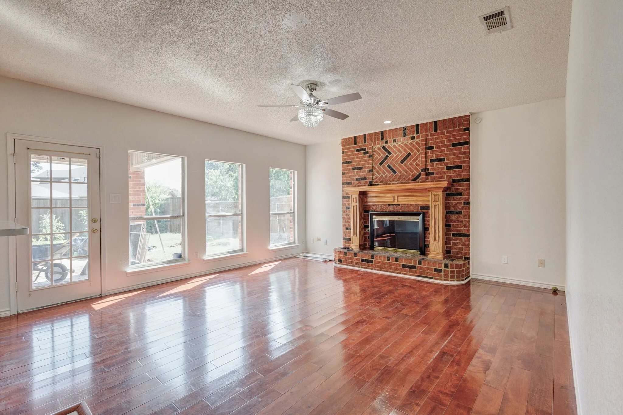 Single Family Residence For Rent in Rockwall County , 9118 Barton Creek Drive, Rowlett, Texas 75089, 4 Bedroom, 3 Bathroom, 2 Garage spaces, 2,334 Sqft, built in 1992, mls#21374219, Real Estate Agent in Rowlett, Homes For Rent in Rockwall county, Homes For Rent in Rowlett, Realtor in Rowlett Texas, Real Estate Brokerage Independent Realty Texas, Luminita Cordes Realtor