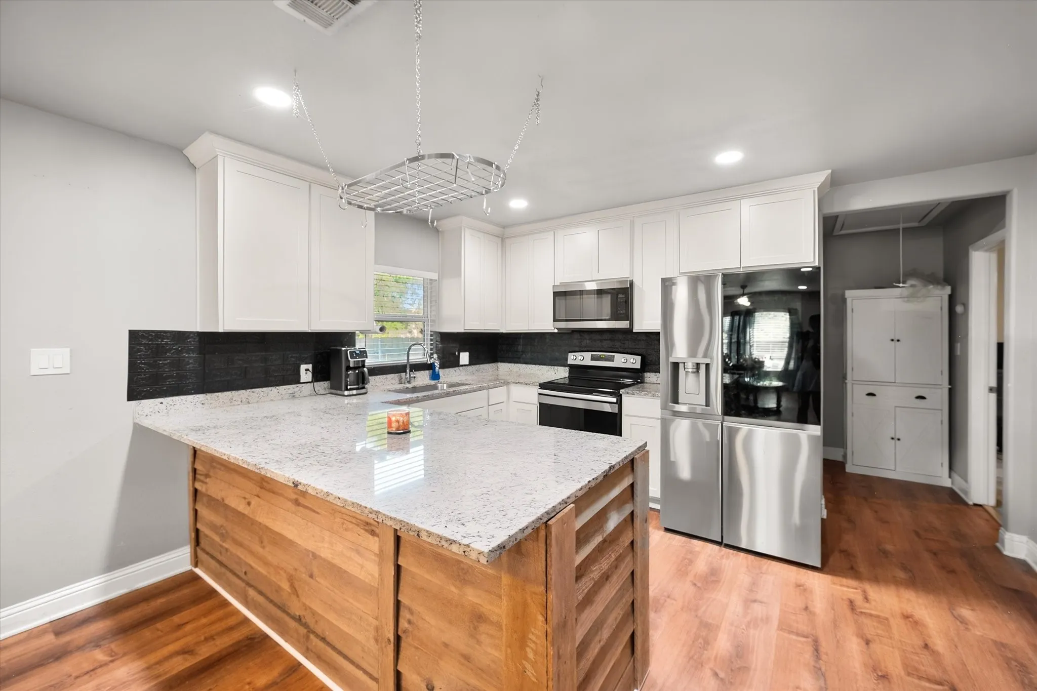 Single Family Residence For Sale in Navarro County , 304 T A Carroll Avenue, Corsicana, Texas 75110, 3 Bedroom, 3 Bathroom, Garage spaces, 1,176 Sqft, built in 1940, mls#21378317, Real Estate Agent in Corsicana, Homes For Sale in Navarro county, Homes For Sale in Corsicana, Realtor in Corsicana Texas, Real Estate Brokerage Independent Realty Texas, Luminita Cordes Realtor
