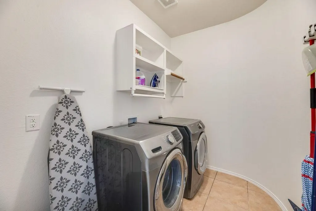 Single Family Residence For Sale in Denton County , 13714 Fall Harvest Drive, Frisco, Texas 75033, 4 Bedroom, 5 Bathroom, 2 Garage spaces, 4,115 Sqft, built in 2006, mls#21377488, Real Estate Agent in Frisco, Homes For Sale in Denton county, Homes For Sale in Frisco, Realtor in Frisco Texas, Real Estate Brokerage Independent Realty Texas, Luminita Cordes Realtor
