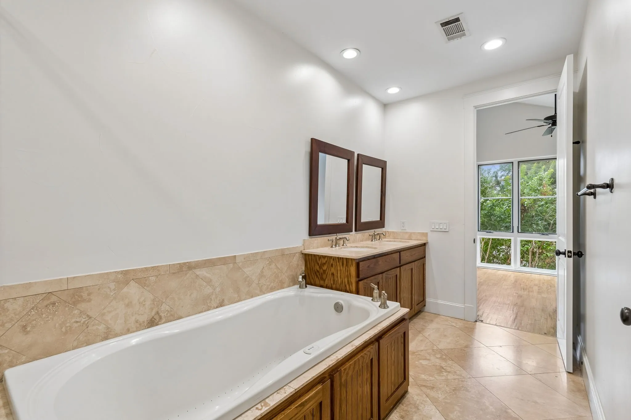 Condominium For Sale in Dallas County , 4406 Bowser Avenue 2, Dallas, Texas 75219, 3 Bedroom, 4 Bathroom, 2 Garage spaces, 1,894 Sqft, built in 2008, mls#21375781, Real Estate Agent in Dallas, Homes For Sale in Dallas county, Homes For Sale in Dallas, Realtor in Dallas Texas, Real Estate Brokerage Independent Realty Texas, Luminita Cordes Realtor
