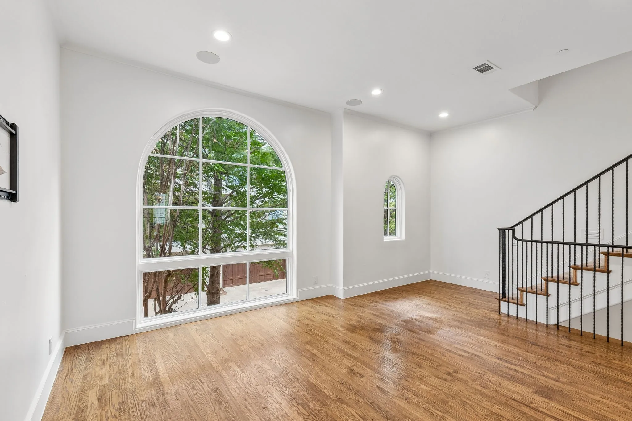 Condominium For Sale in Dallas County , 4406 Bowser Avenue 2, Dallas, Texas 75219, 3 Bedroom, 4 Bathroom, 2 Garage spaces, 1,894 Sqft, built in 2008, mls#21375781, Real Estate Agent in Dallas, Homes For Sale in Dallas county, Homes For Sale in Dallas, Realtor in Dallas Texas, Real Estate Brokerage Independent Realty Texas, Luminita Cordes Realtor