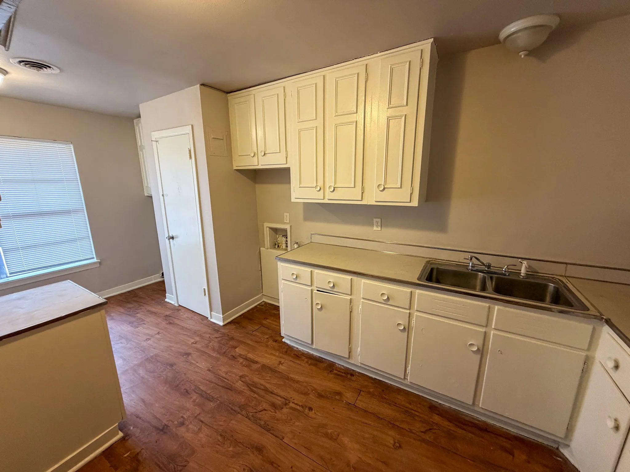 Duplex For Rent in Grayson County , 121 Vandenburg Drive A, Denison, Texas 75020, 2 Bedroom, 1 Bathroom, Garage spaces, 868 Sqft, built in 1945, mls#21378336, Real Estate Agent in Denison, Homes For Rent in Grayson county, Homes For Rent in Denison, Realtor in Denison Texas, Real Estate Brokerage Independent Realty Texas, Luminita Cordes Realtor