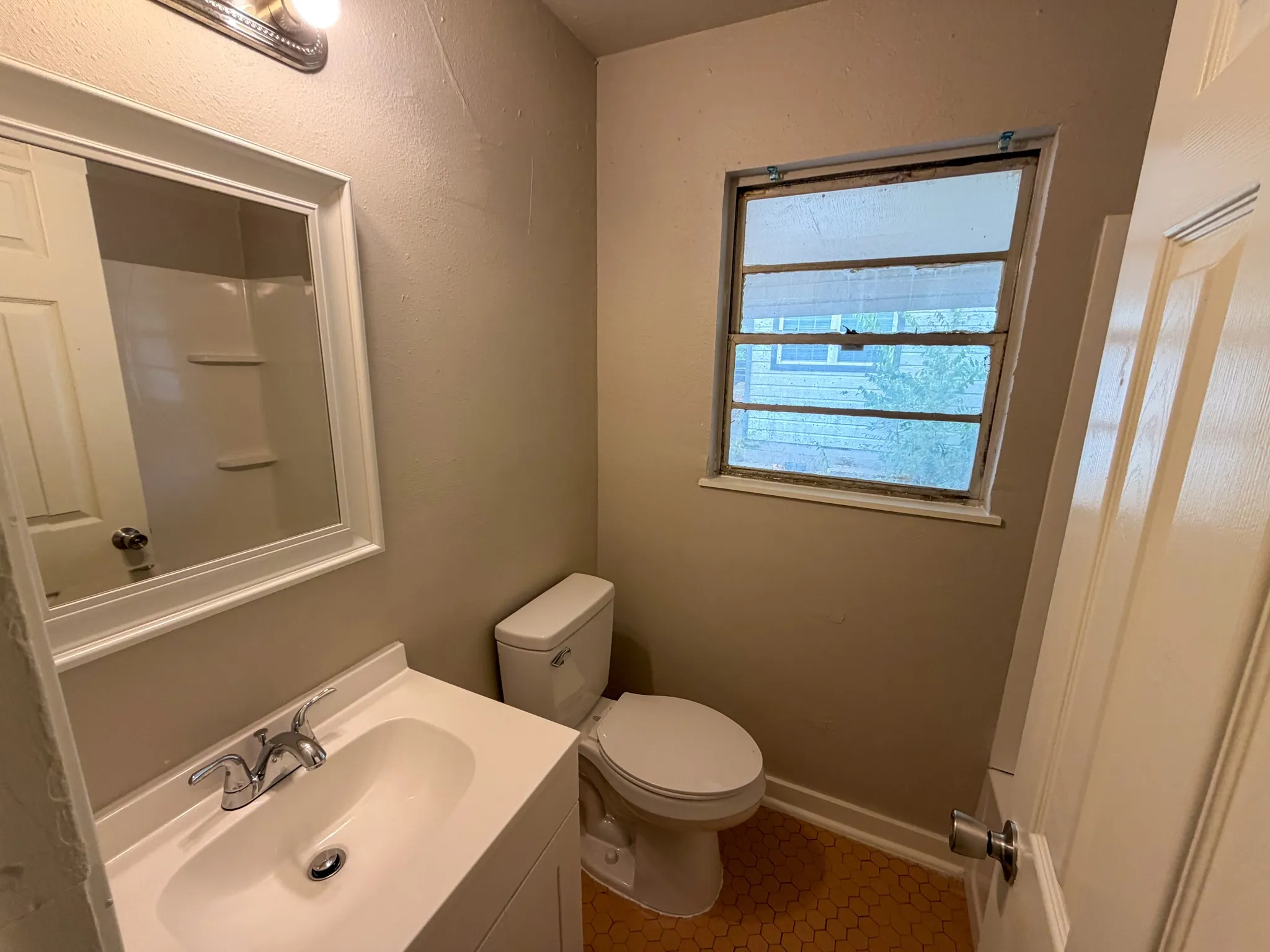 Duplex For Rent in Grayson County , 121 Vandenburg Drive A, Denison, Texas 75020, 2 Bedroom, 1 Bathroom, Garage spaces, 868 Sqft, built in 1945, mls#21378336, Real Estate Agent in Denison, Homes For Rent in Grayson county, Homes For Rent in Denison, Realtor in Denison Texas, Real Estate Brokerage Independent Realty Texas, Luminita Cordes Realtor