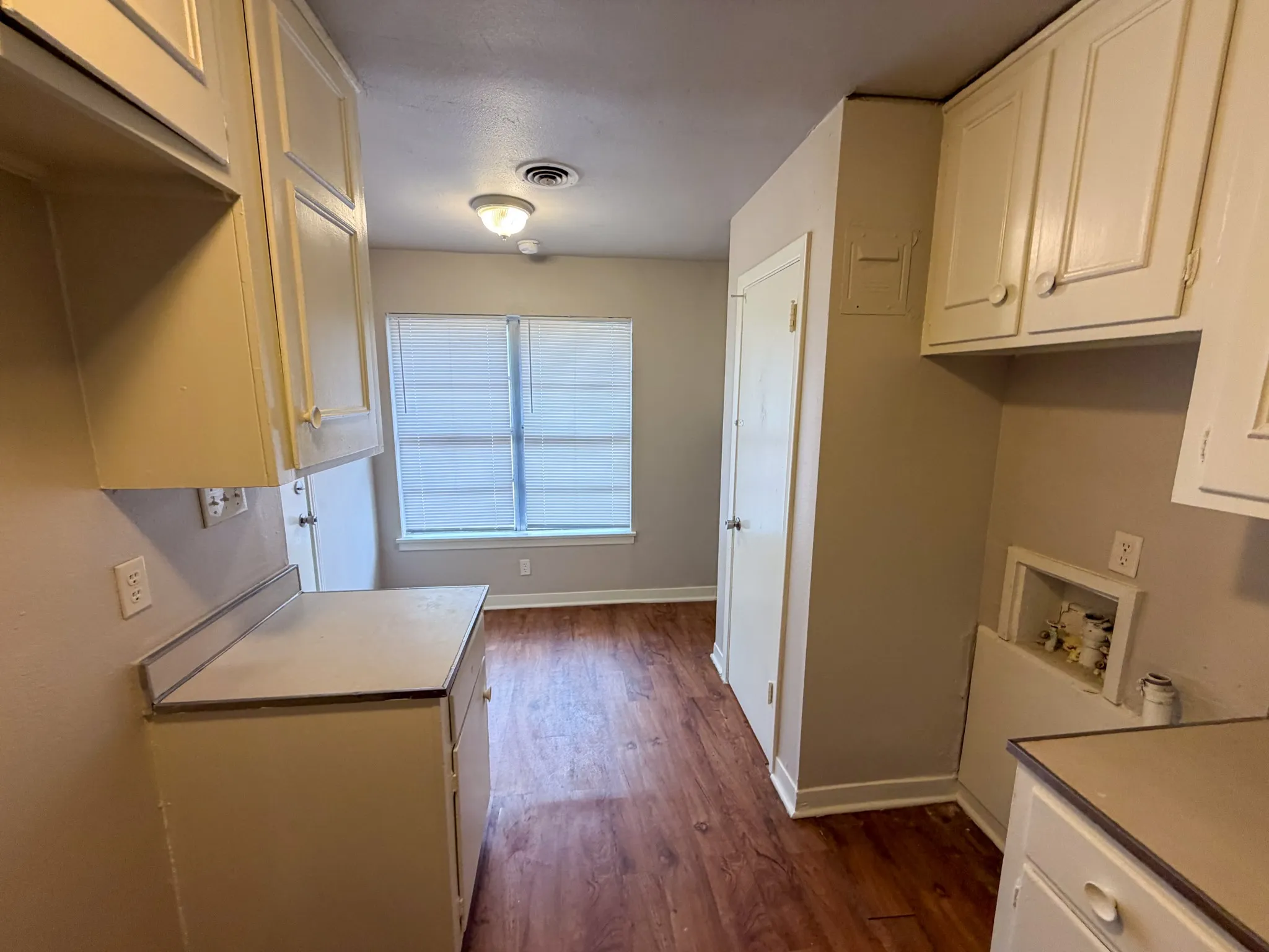 Duplex For Rent in Grayson County , 121 Vandenburg Drive A, Denison, Texas 75020, 2 Bedroom, 1 Bathroom, Garage spaces, 868 Sqft, built in 1945, mls#21378336, Real Estate Agent in Denison, Homes For Rent in Grayson county, Homes For Rent in Denison, Realtor in Denison Texas, Real Estate Brokerage Independent Realty Texas, Luminita Cordes Realtor