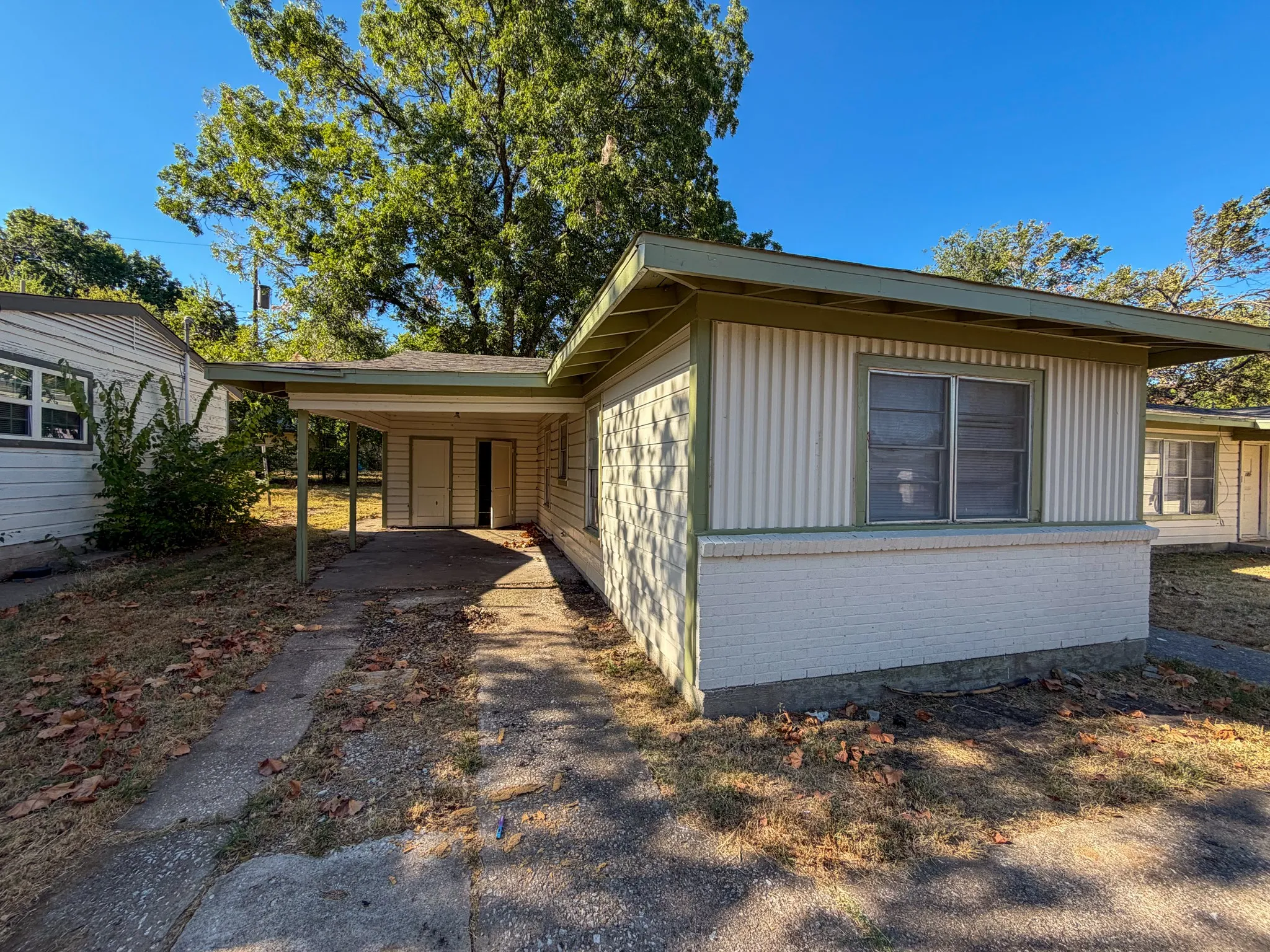 Duplex For Rent in Grayson County , 121 Vandenburg Drive A, Denison, Texas 75020, 2 Bedroom, 1 Bathroom, Garage spaces, 868 Sqft, built in 1945, mls#21378336, Real Estate Agent in Denison, Homes For Rent in Grayson county, Homes For Rent in Denison, Realtor in Denison Texas, Real Estate Brokerage Independent Realty Texas, Luminita Cordes Realtor