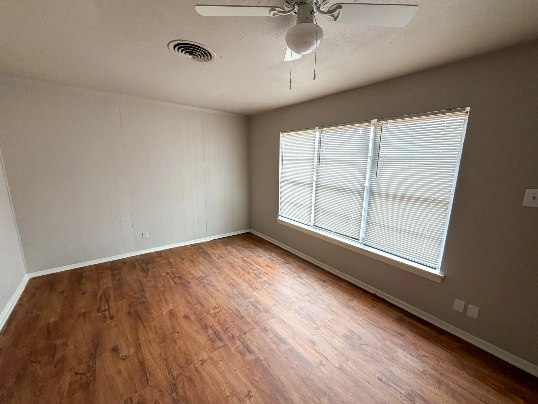 Duplex For Rent in Grayson County , 121 Vandenburg Drive A, Denison, Texas 75020, 2 Bedroom, 1 Bathroom, Garage spaces, 868 Sqft, built in 1945, mls#21378336, Real Estate Agent in Denison, Homes For Rent in Grayson county, Homes For Rent in Denison, Realtor in Denison Texas, Real Estate Brokerage Independent Realty Texas, Luminita Cordes Realtor