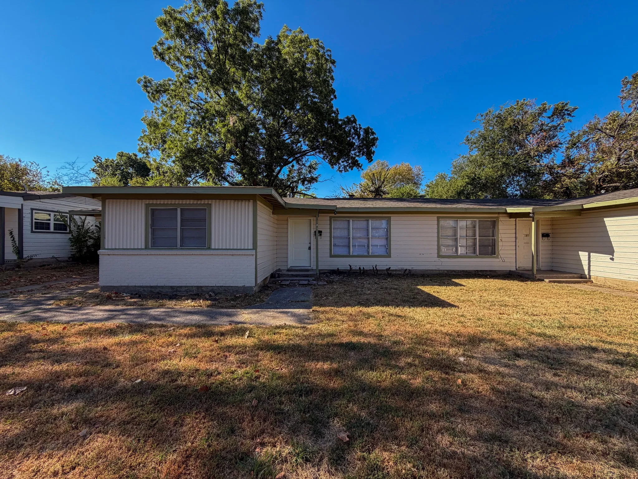 Duplex For Rent in Grayson County , 121 Vandenburg Drive A, Denison, Texas 75020, 2 Bedroom, 1 Bathroom, Garage spaces, 868 Sqft, built in 1945, mls#21378336, Real Estate Agent in Denison, Homes For Rent in Grayson county, Homes For Rent in Denison, Realtor in Denison Texas, Real Estate Brokerage Independent Realty Texas, Luminita Cordes Realtor