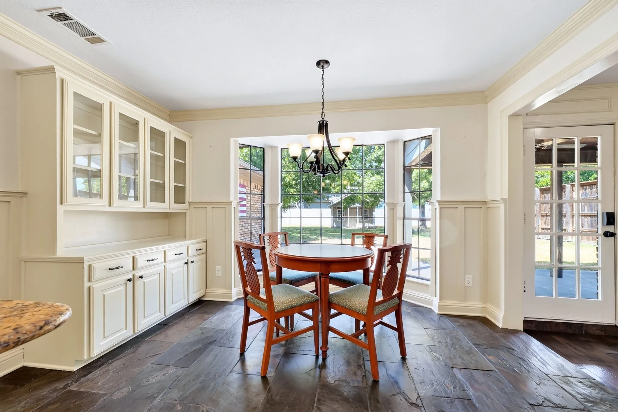 Eat-in kitchen with dining area