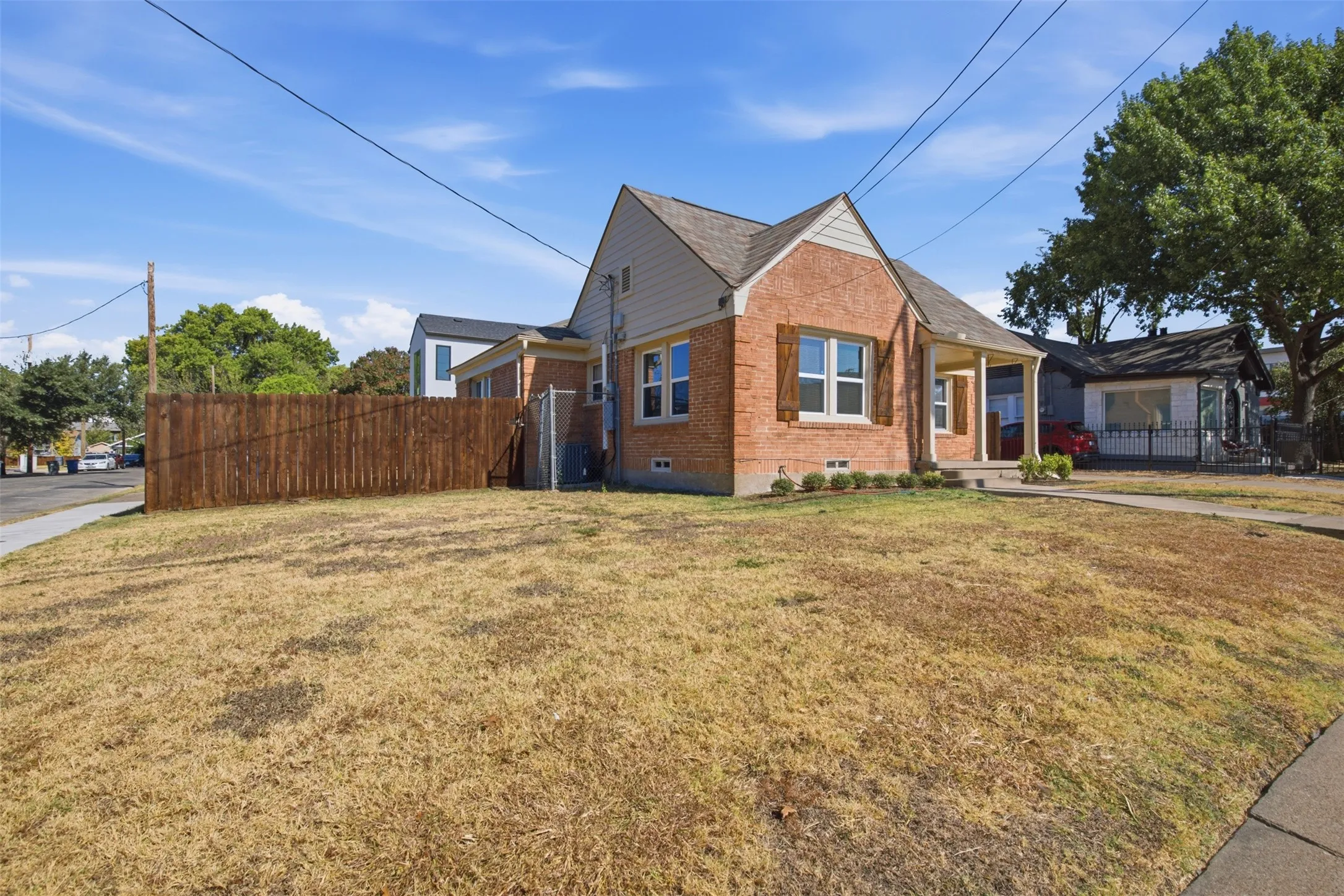 Single Family Residence For Sale in Dallas County , 4805 Capitol Avenue, Dallas, Texas 75204, 2 Bedroom, 1 Bathroom, Garage spaces, 980 Sqft, built in 1936, mls#21377601, Real Estate Agent in Dallas, Homes For Sale in Dallas county, Homes For Sale in Dallas, Realtor in Dallas Texas, Real Estate Brokerage Independent Realty Texas, Luminita Cordes Realtor