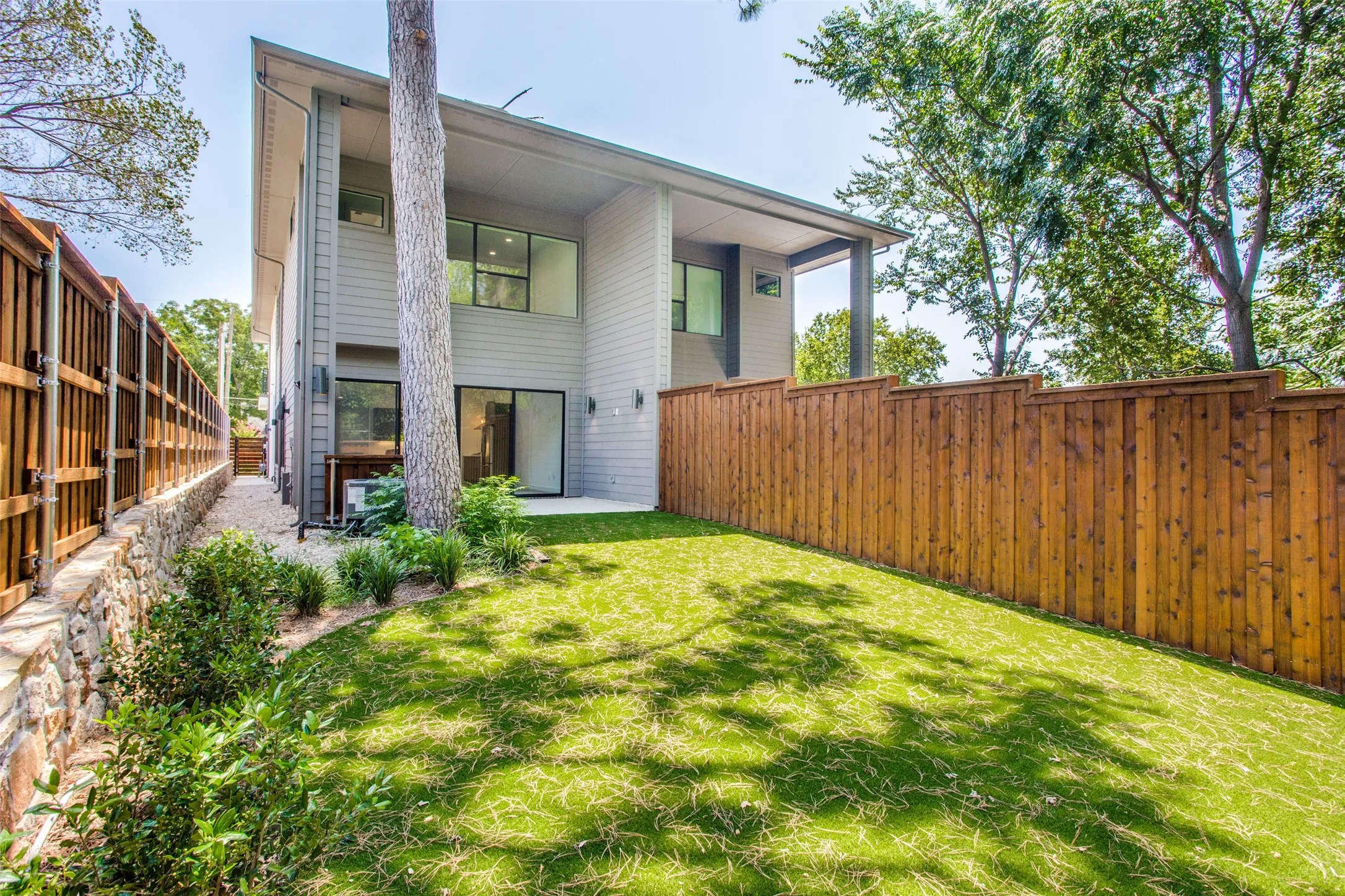 Duplex For Rent in Dallas County , 2335 Hondo Avenue, Dallas, Texas 75219, 3 Bedroom, 3 Bathroom, 2 Garage spaces, 2,320 Sqft, built in 2018, mls#21378343, Real Estate Agent in Dallas, Homes For Rent in Dallas county, Homes For Rent in Dallas, Realtor in Dallas Texas, Real Estate Brokerage Independent Realty Texas, Luminita Cordes Realtor