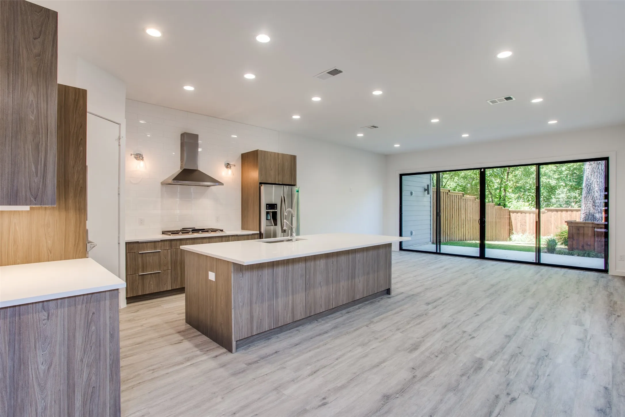 Duplex For Rent in Dallas County , 2335 Hondo Avenue, Dallas, Texas 75219, 3 Bedroom, 3 Bathroom, 2 Garage spaces, 2,320 Sqft, built in 2018, mls#21378343, Real Estate Agent in Dallas, Homes For Rent in Dallas county, Homes For Rent in Dallas, Realtor in Dallas Texas, Real Estate Brokerage Independent Realty Texas, Luminita Cordes Realtor